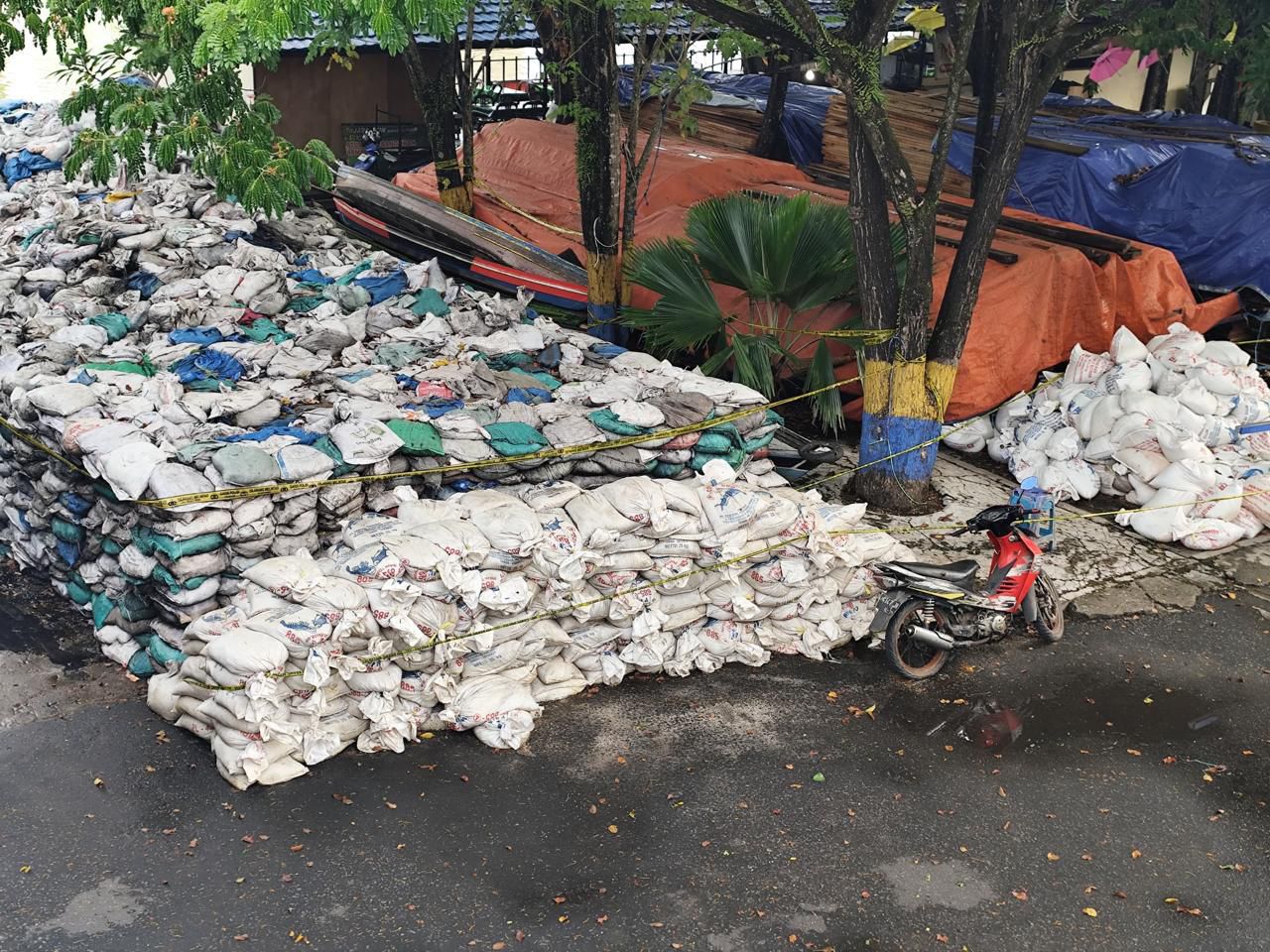 BARANG BUKTI: Ilegal mining berupa pasir kuarsa tak berizin diamankan Ditpolairud Polda Kalsel. (Foto: Ditpolairud Polda Kalsel untuk Radar Banjarmasin)