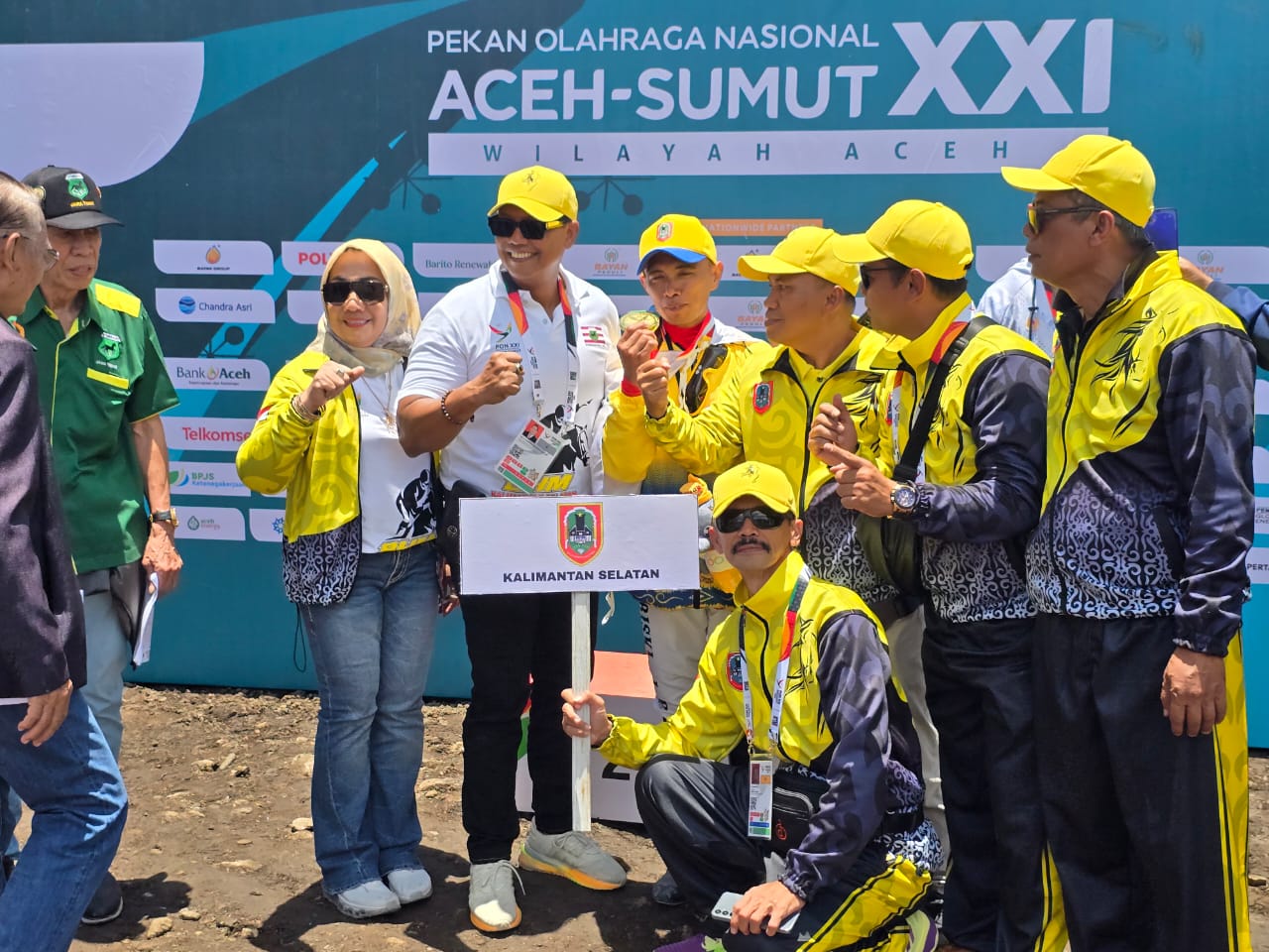 SUKSES:Tim berkuda Kalsel langsung memborong tiga medali emas dan satu perak di PON XXI 2024 Aceh-Sumut.(foto:M Idris Jian Sidik/Radar Banjarmasin)