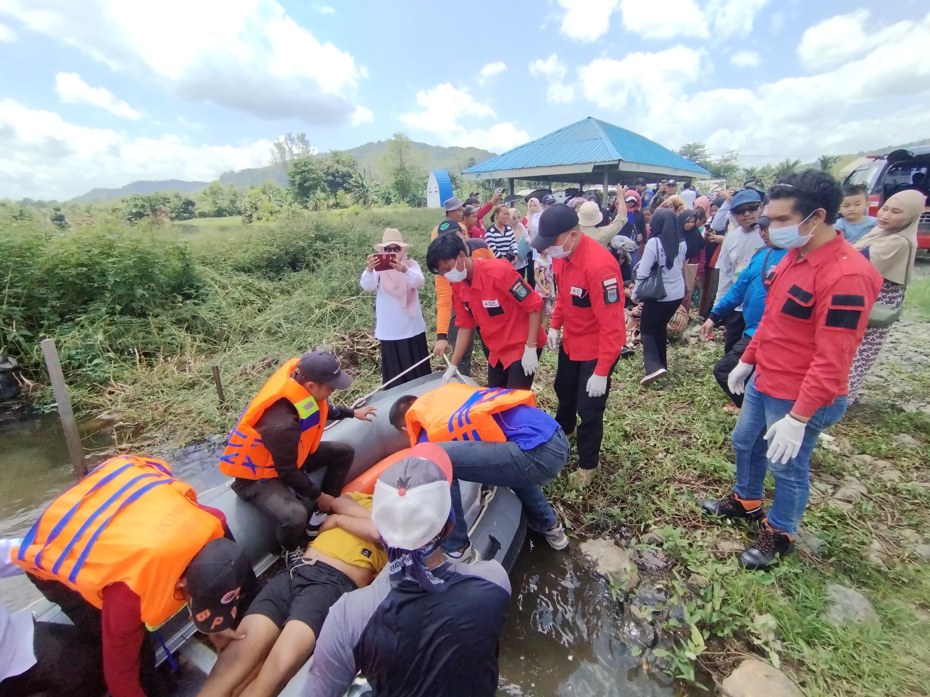 PANIK:Simulasi penanggulangan banjir yang dilaksanakan BPBD Kabupaten Banjar di Lapangan Putra Bulu, Kabupaten Banjar, Rabu (11/9/2024).(Foto:Fadlan Zakiri/Radar Banjarmasin)