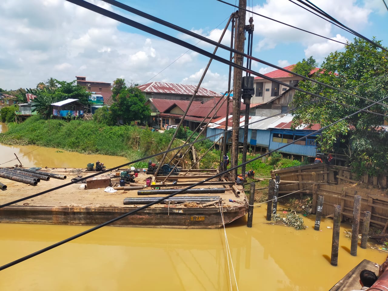 PROYEK:Dinas PUPR HSU mengerjakan proyek Siring Palampitan Hulu di Kecamatan Amuntai Tengah, Kabupaten HSU.(Foto:M Akbar/Radar Banjarmasin)