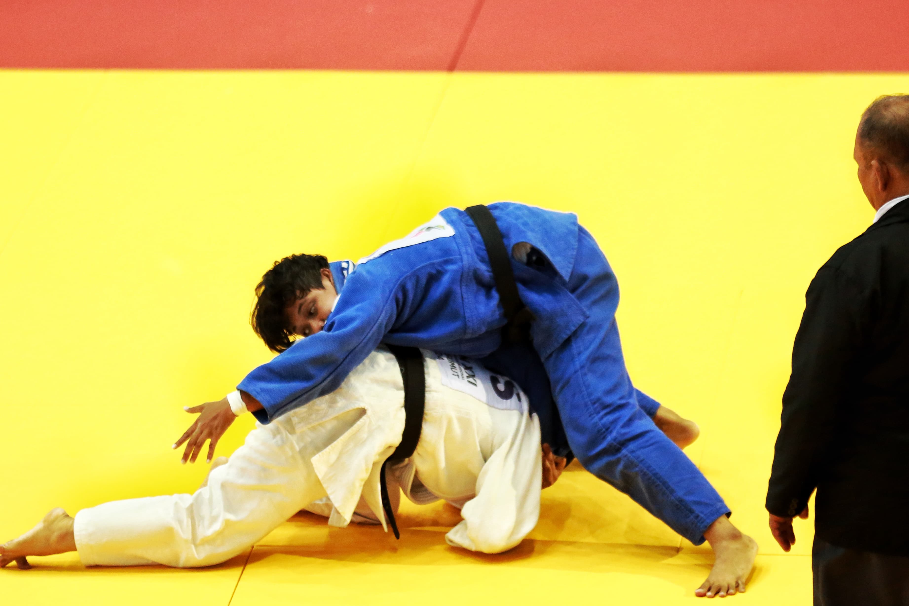 KUNCI LAWAN:Suasana pertandingan cabor judo di PON XXI 2024 Aceh-Sumut.(foto:M Idris Jian Sidik/Radar Banjarmasin)