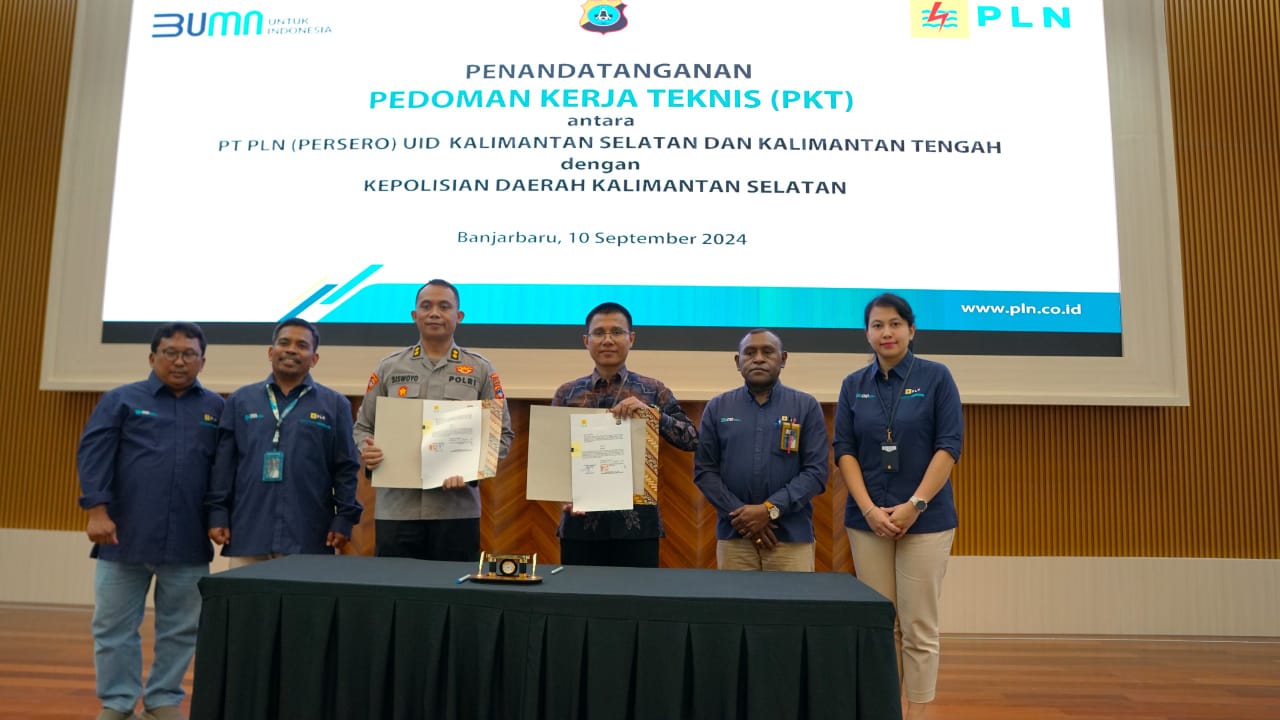 Foto bersama sembari memegang Pedoman Kerja Teknis (PKT) bersama Kepolisian Daerah Kalimantan Selatan (Polda Kalsel) yang telah di tandatangi.