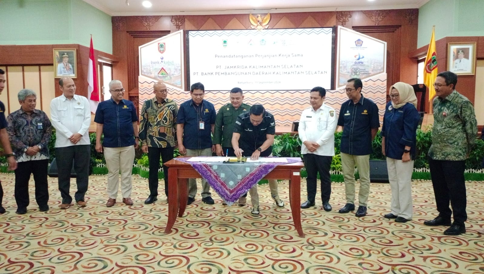 KERJASAMA - Bank Kalsel melakukan penandatanganan kerjasama dengan Jamkrida Kalsel untuk KUR Syariah