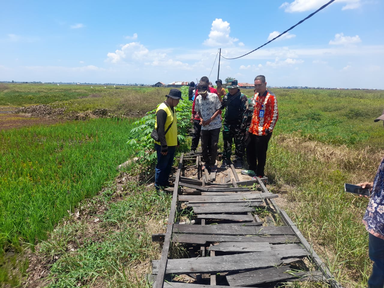 MELIHAT: Forkopimcam Kecamatan Danau Panggang, meninjau langsung Titian Ulin yang rusak di Desa Telaga Mas, Kamis (12/9/2024). (Foto: Istimewa/Radar Banjarmasin)