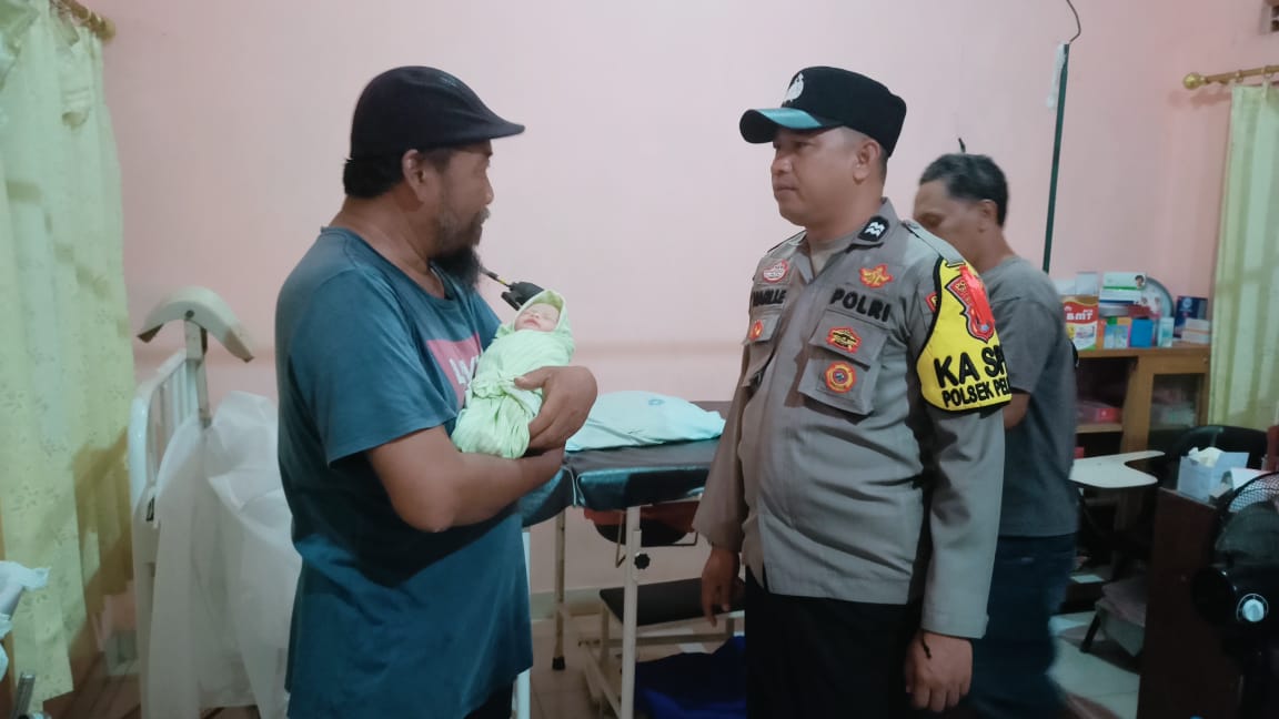 GEGER:Petugas dari Polsek Pelaihari saat mendatangi bayi perempuan yang mendapat perawatan di Bidan usai ditemukan di semak belukar.(Foto:Polsek Pelaihari untuk Radar Banjarmasin)