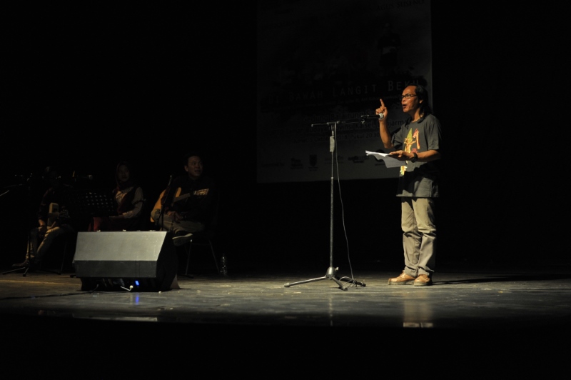 IN MEMORIAM: YS Agus Suseno dalam pertunjukan musikalisasi puisi di Taman Budaya Kalsel, tahun 2018 lalu.