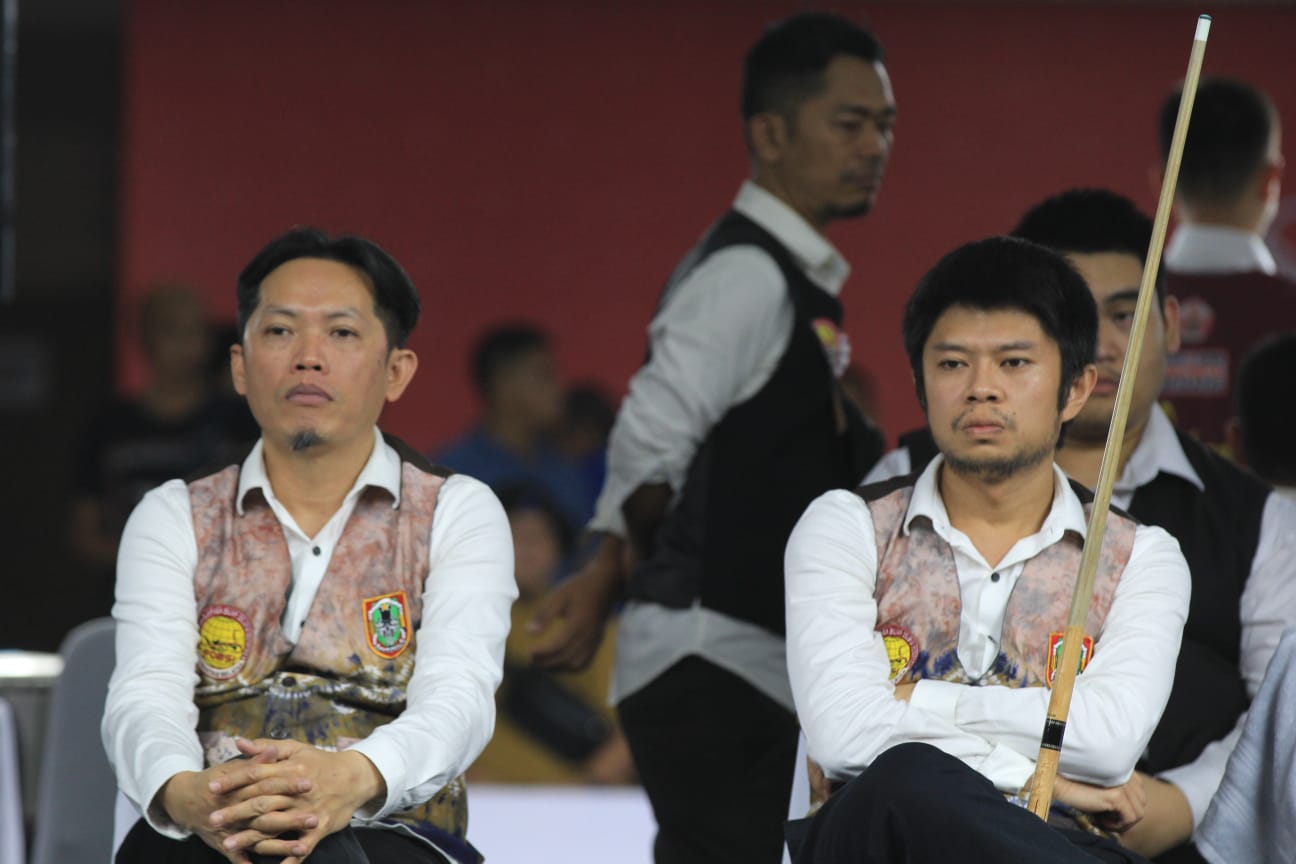 EMAS LAGI:  Duet Dayat-Jendi menyumbangkan medali emas kedua di cabor biliar PON XXI Aceh-Sumut 2024. (Foto: M Idris Jian Sidik/Radar Banjarmasin)