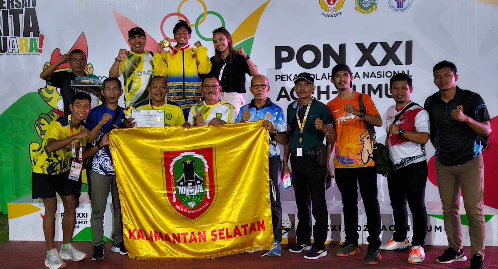 PECAH REKOR: Suasana pengalungan medali keberhasilan Dina Aulia di cabor atletik pada PON XXI Aceh-Sumut 2024.