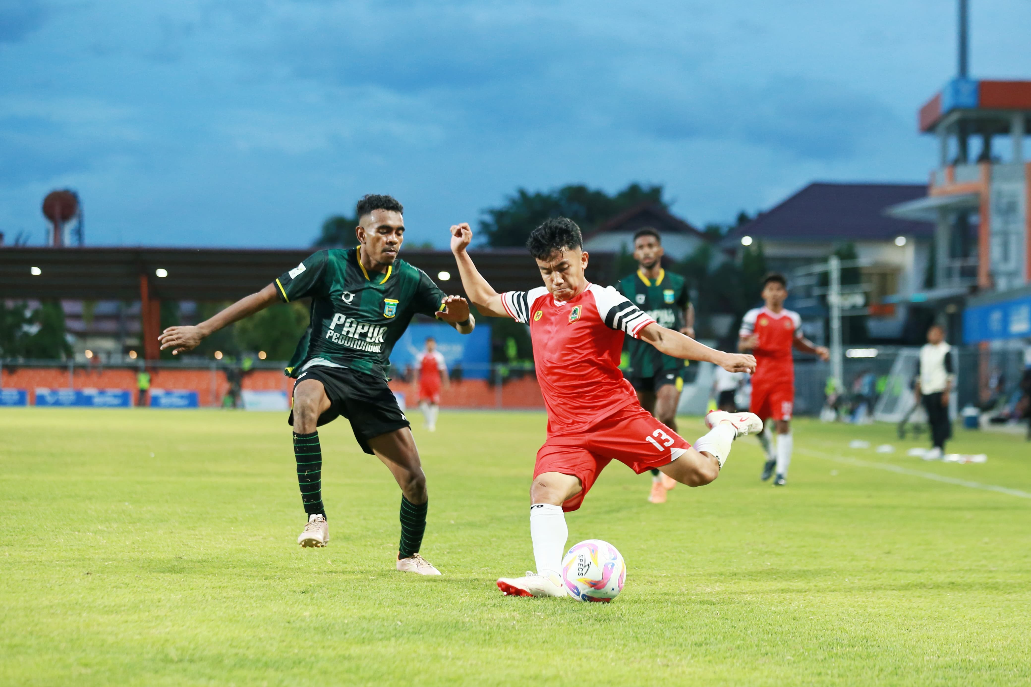 OFENSIF:Aksi penggawa tim sepak bola Kalsel di PON XXI 2024 Aceh-Sumut.(Foto:M Idris Jian Sidik/Radar Banjarmasin)