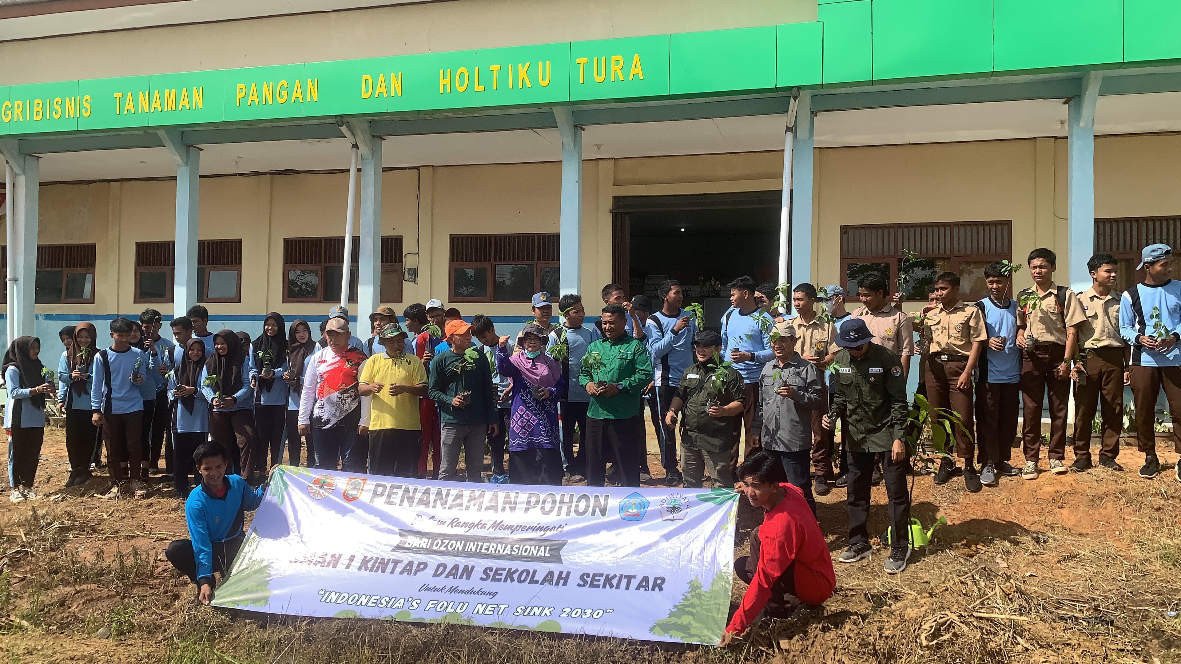 HARI OZON:Aksi penanaman pohon yang diikuti pelajar dan organisasi pramuka di SMKN 1 Kintap, Jumat (13/9/2024).(Foto:Yayasan Nayaka untuk Radar Banjarmasin).