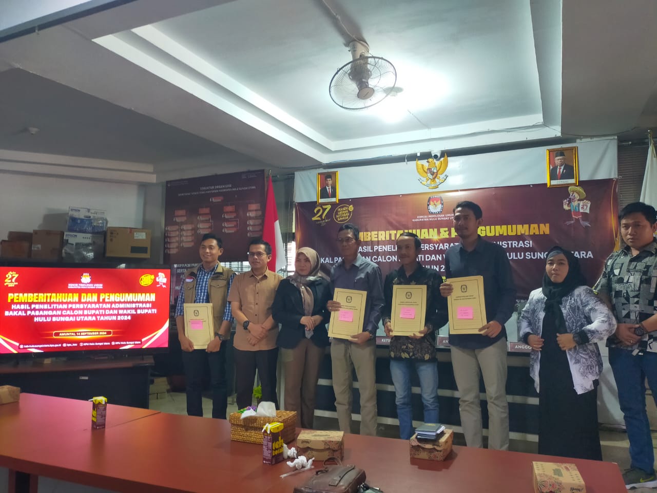 MOMEN:Berkas tiga paslon cabup dan cawabup Kabupaten HSU dinyatakan memenuhi syarat oleh KPU HSU, Sabtu (14/9/2024).(Foto:M Akbar/Radar Banjarmasin)
