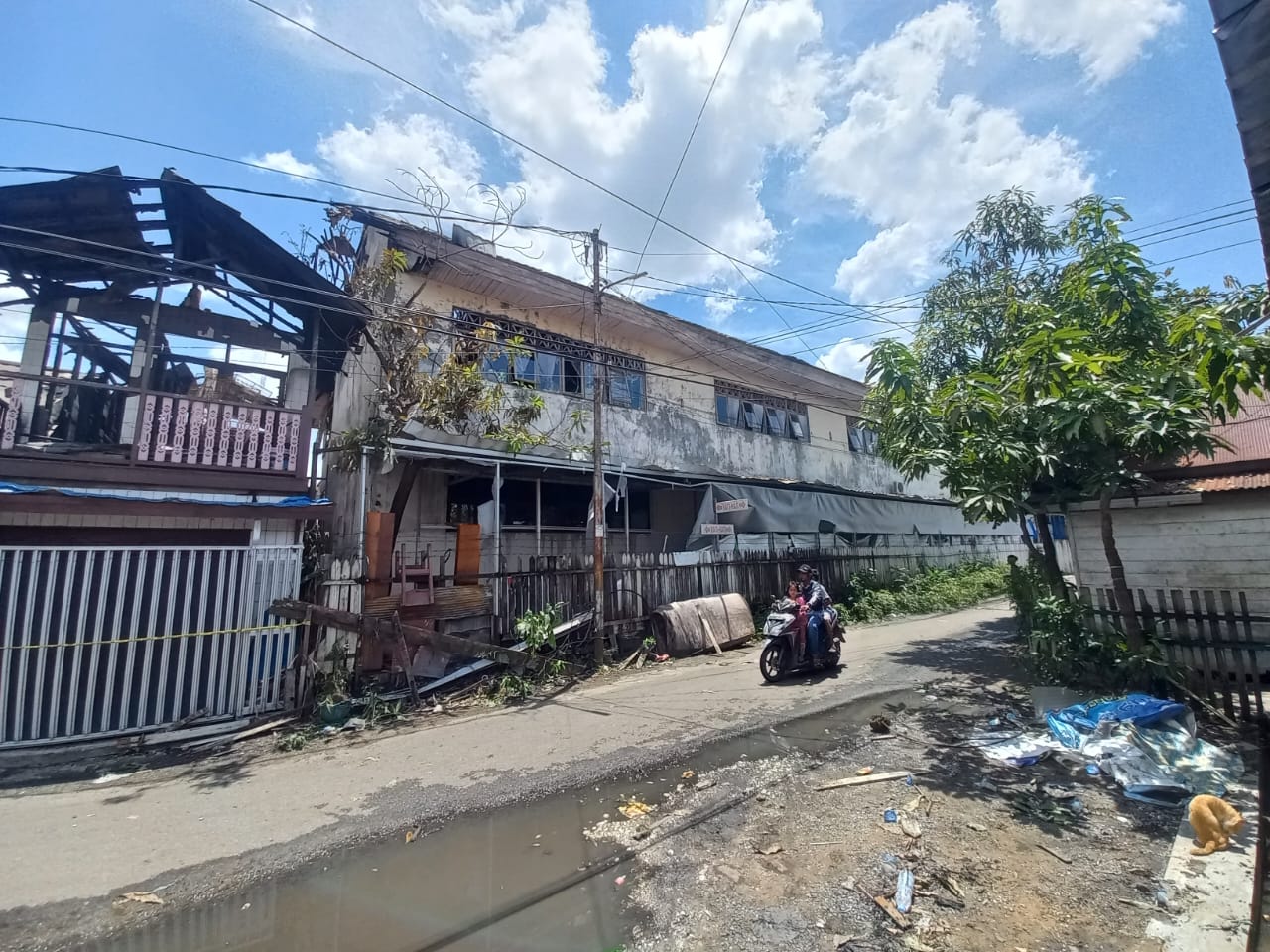 RUSAK: Kebakaran merusak sebagian bangunan SD Negeri Teluk Dalam 3 Banjarmasin, Minggu (15/9/2024) dini hari.
