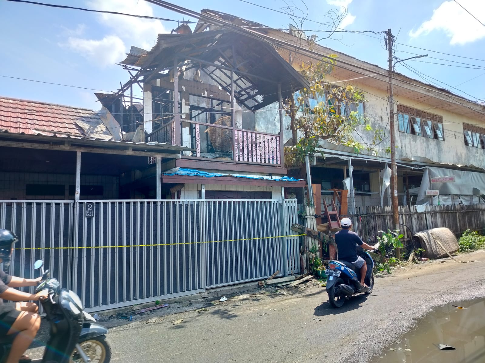 ASAL API: Rumah berlantai dua di Jalan Madang, api berasal dari sini, menjalar ke rumah tetangga dan gedung sekolah.