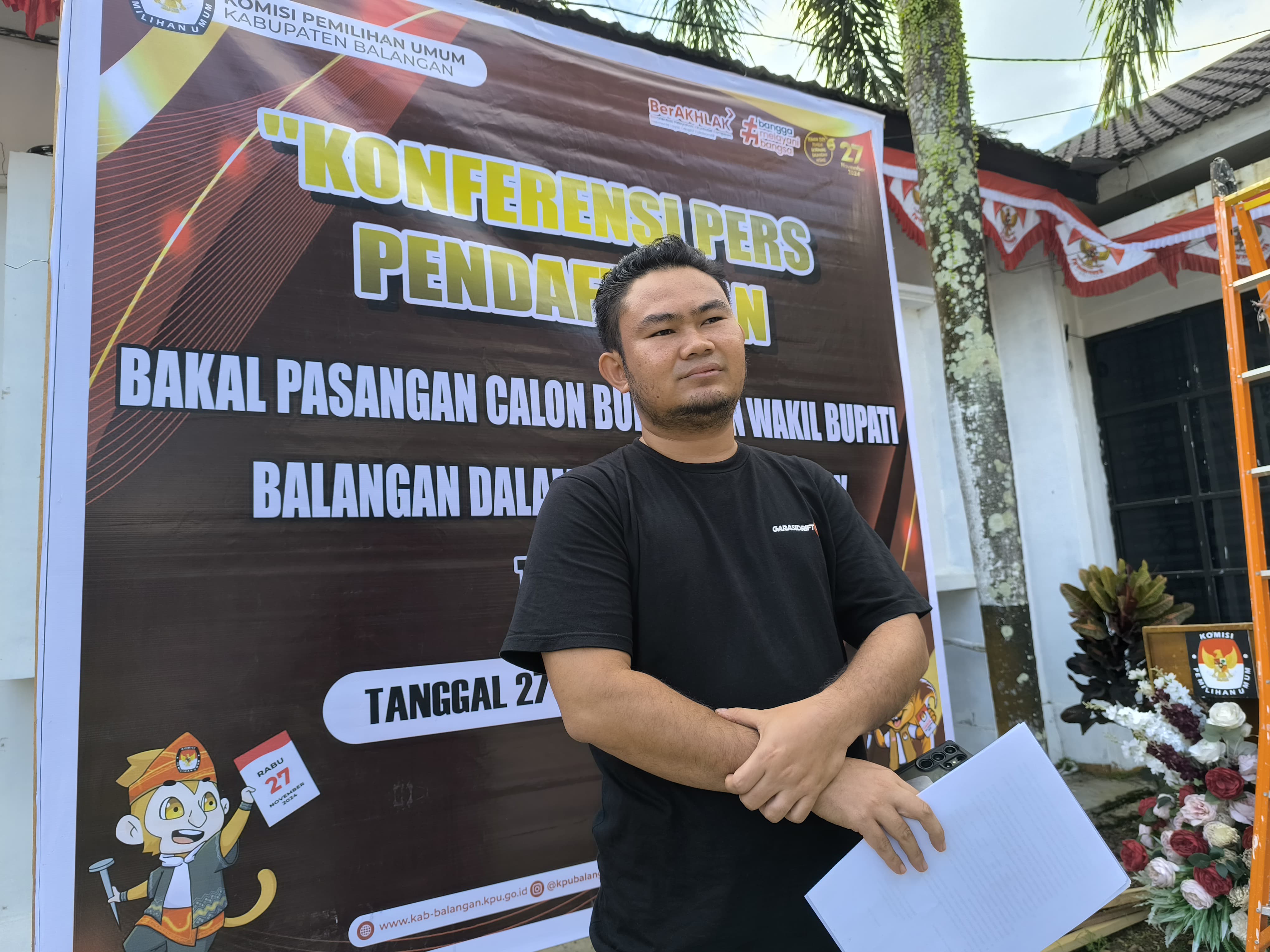 WAWANCARA: Ketua KPU Balangan, Ahmad Turjani saat memberikan keterangan kepada wartawan. (M Dirga / Radar Banjarmasin)