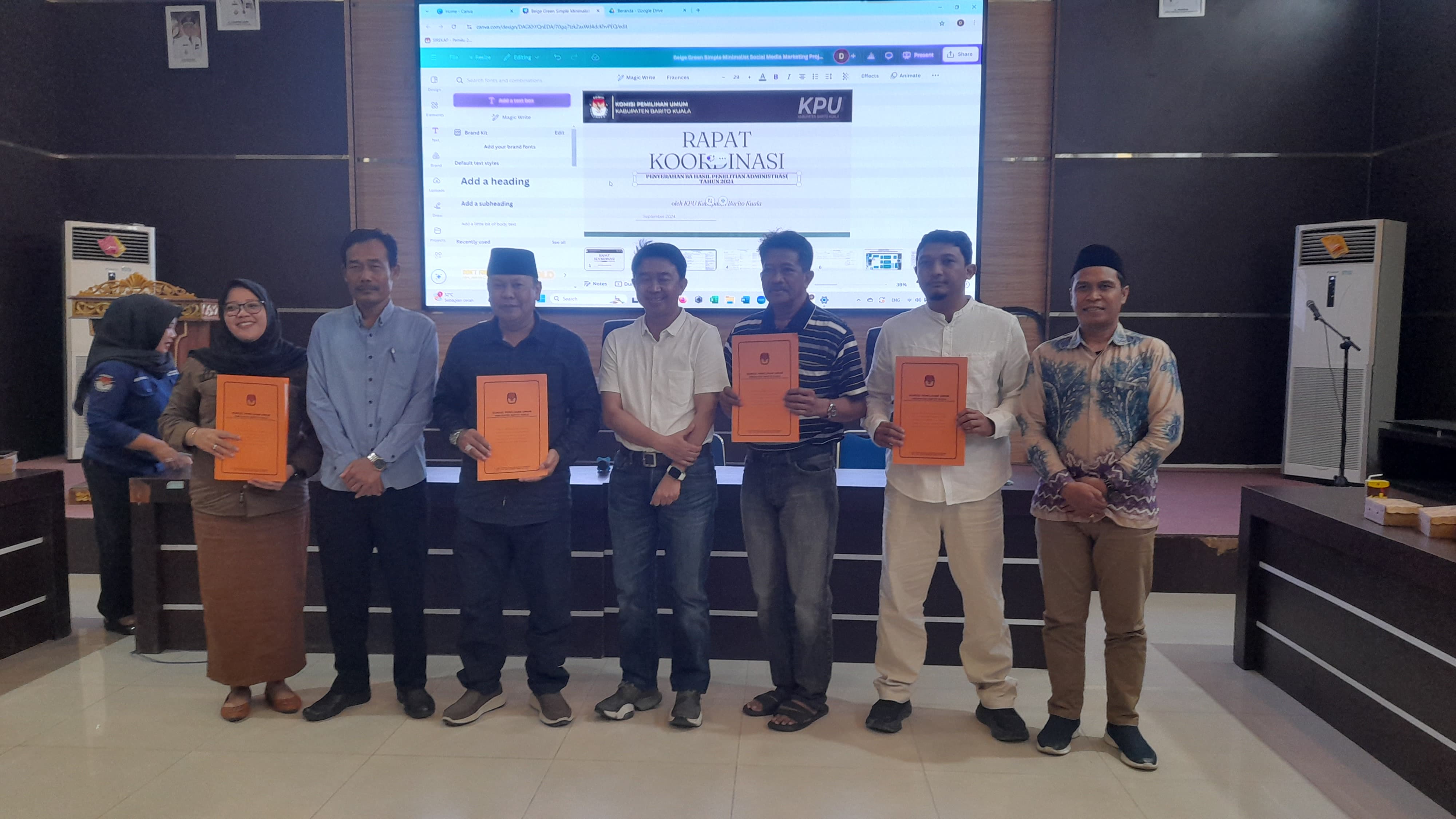 PENUHI SYARAT: Pasangan bakal calon dan perwakilan menerima pemberkasan yang dinyatakan oleh KPU Batola telah memenuhi syarat. (Foto: KPU Batola)