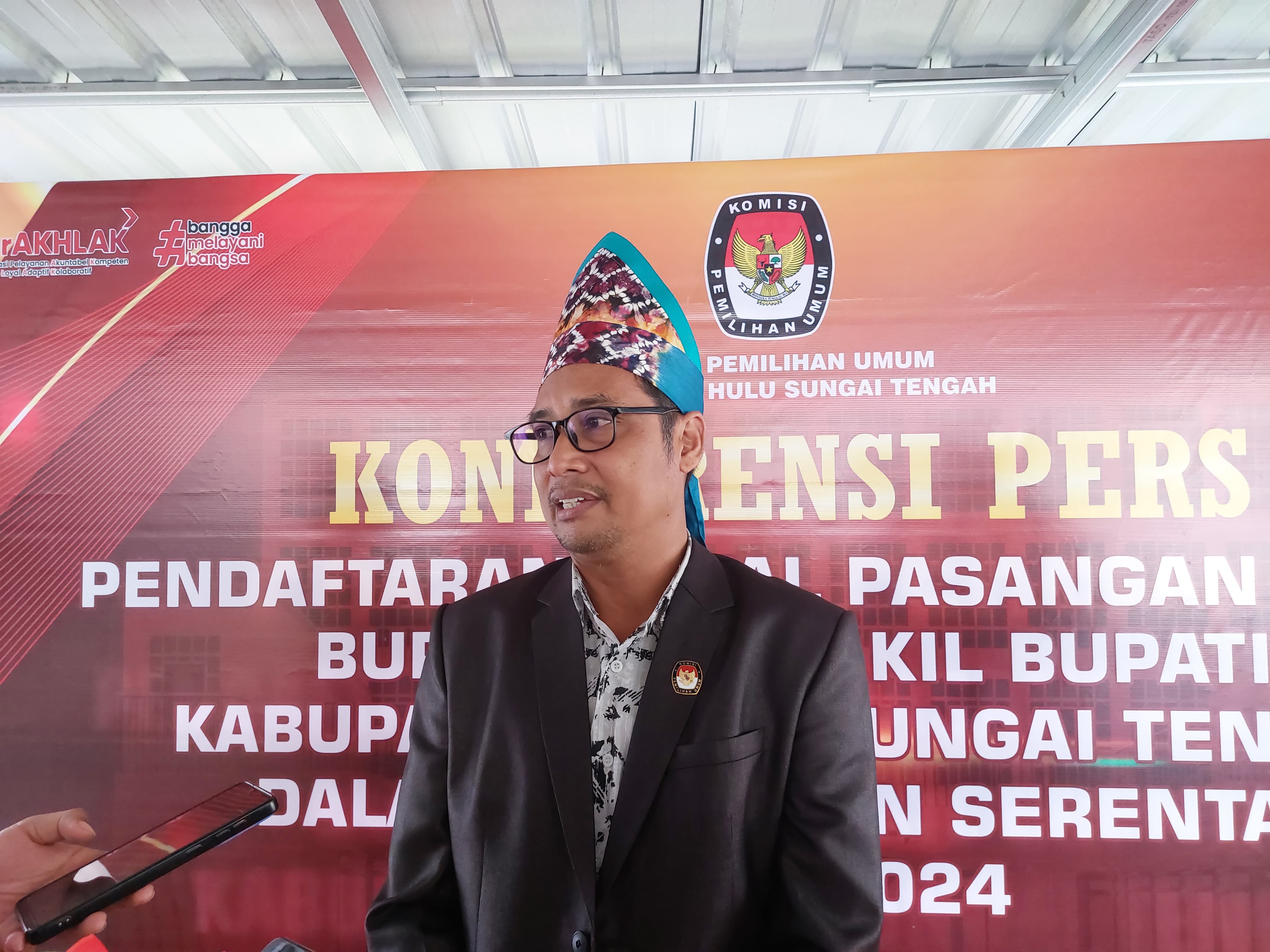 WAWANCARA: Ketua KPU HST, Ardiansyah saat diwawancarai awak media. (Foto: Jamaluddin/Radar Banjarmasin)