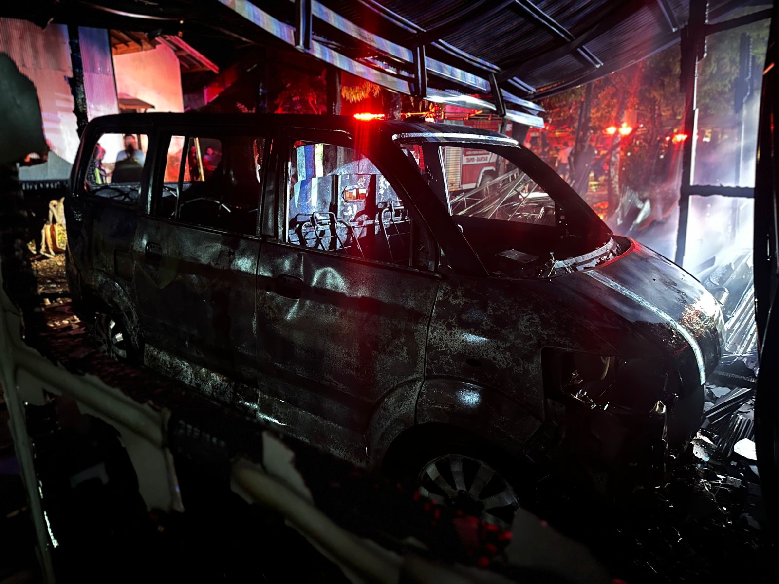 PADAMKAN: Anggota barisan pemadam kebakaran saat memadamkan api yang berkobar. Foto Damkar Tapin untuk Radar Banjarmasin