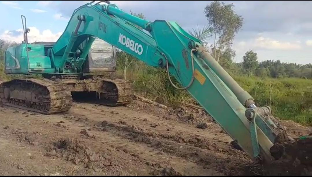 TAMBANG ILEGAL:Penampakan alat berat di lokasi penambangan intan di Desa Banyu Irang, Kecamatan Bati-Bati, Kabupaten Tanah Laut yang diduga tak berizin.(Foto:Muhammad Noor untuk Radar Banjarmasin)
