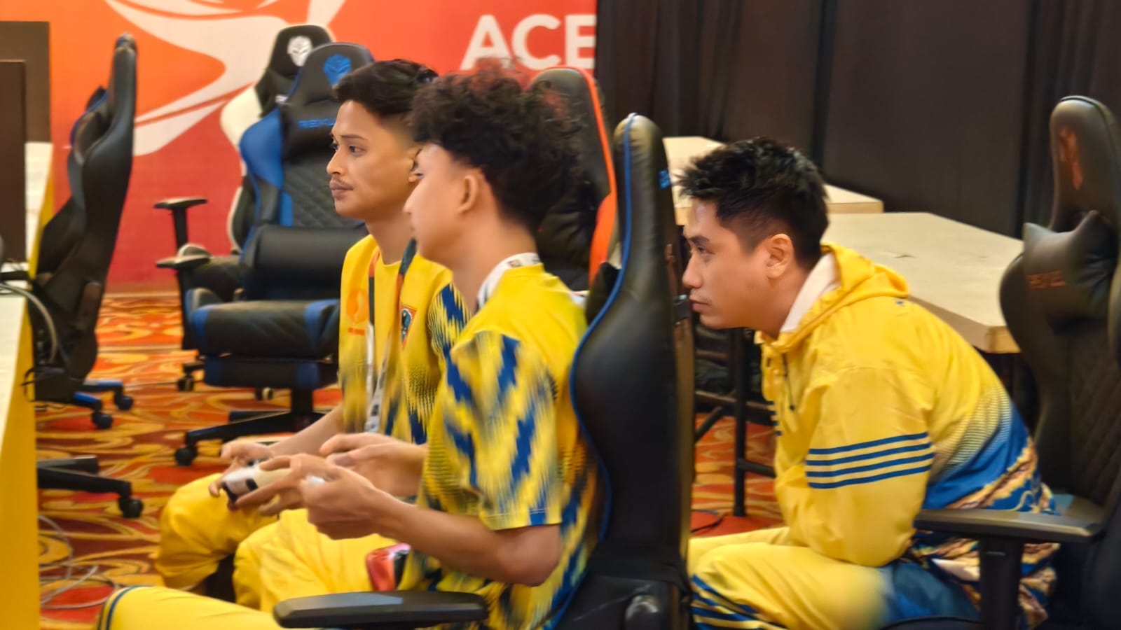 GAMERS:Aksi tim esports Kalsel nomor efootball di ajang PON XXI Aceh-Sumut 2024.(foto:M Idris Jian Sidik/Radar Banjarmasin)