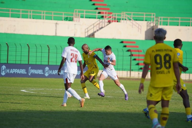 PEREBUTAN: Momen perebutan bola dalam duel pekan keempat Liga 1 2024-2025 antara Barito Putera vs Persik di Stadion Sultan Agung, Bantul, DI Yogyakarta, Sabtu (14/9).