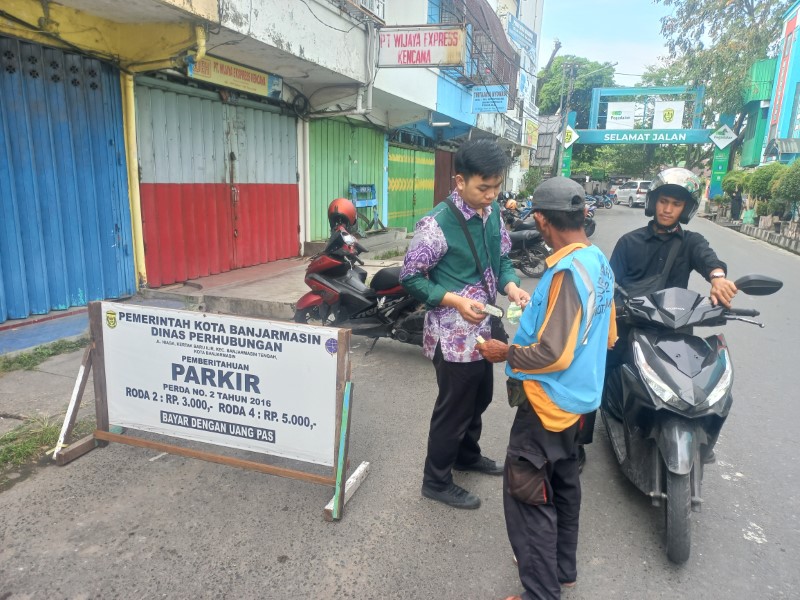 TIGA RIBU: Papan pengumuman kenaikan tarif retribusi parkir di Jalan Niaga, Banjarmasin Tengah.