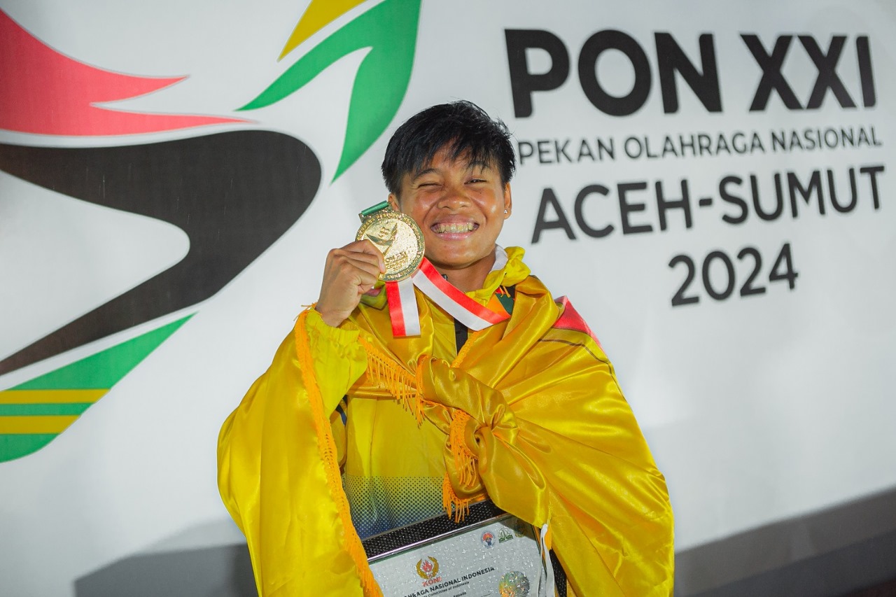 MEDALI EMAS: Pelari Kalsel, Dina Aulia kembali tampil memukau dengan persembahkan emas kedua di cabor atletik.(M Idris Jian Sidik)