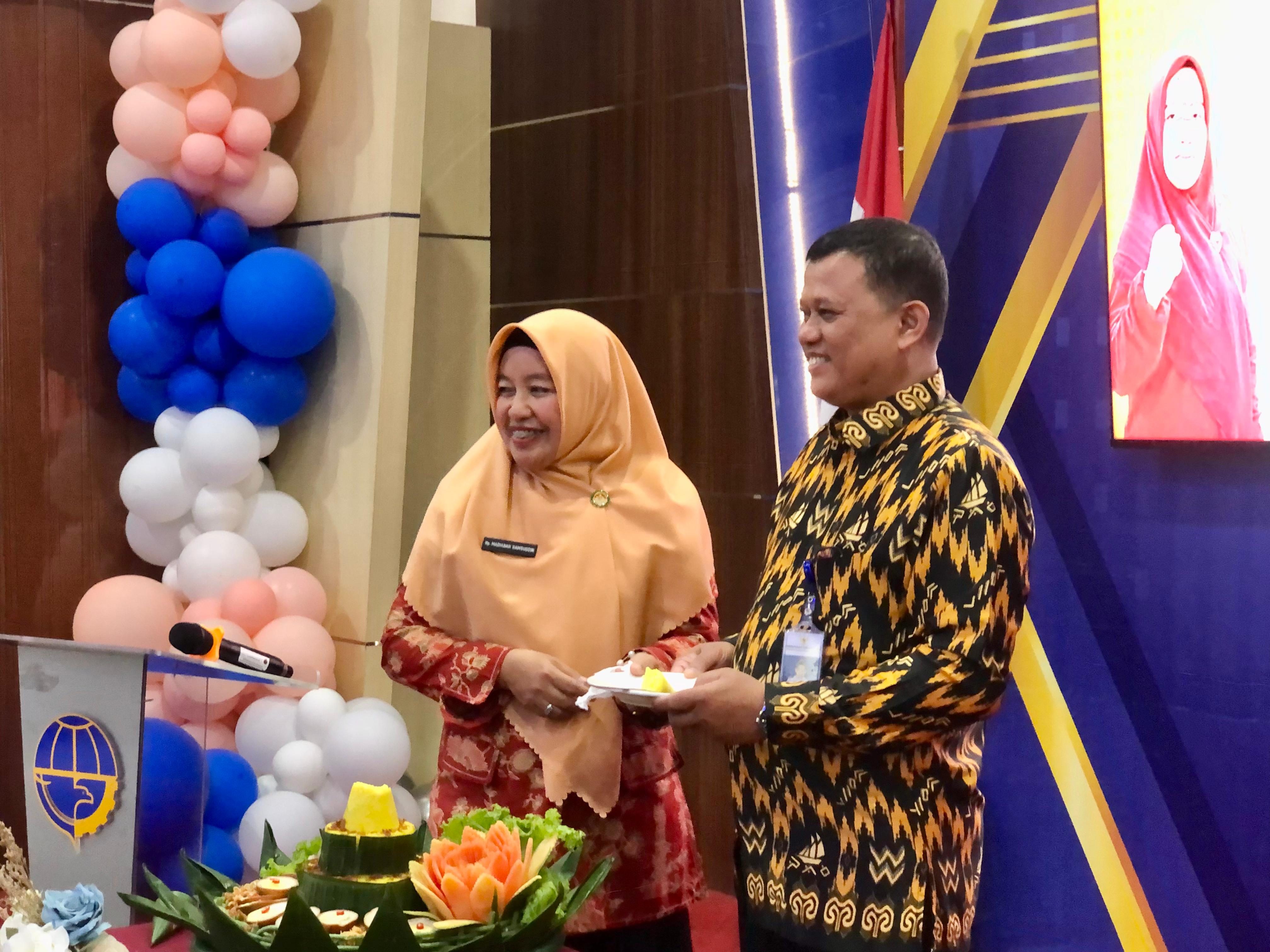 POTONG TUMPENG: Ketua DWP KSOP Kelas I Banjarmasin Madianah Samsuddin didampingi Kepala KSOP Kelas I Banjarmasin Samsudin memotong tumpeng tanda diluncurkannya Paguyuban Lingkup Hubla se Kalsel.