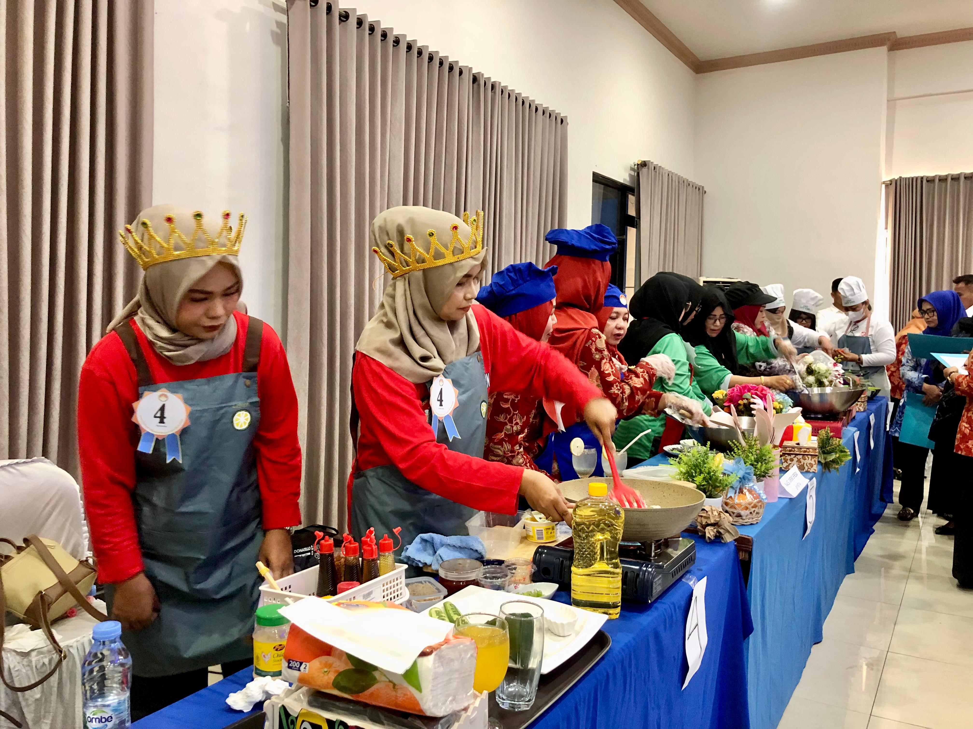 LOMBA: Keseruan lomba memasak para ibu-ibu DWP Hubla Kalsel. Selain memasak, juga ada lomba fashion show.