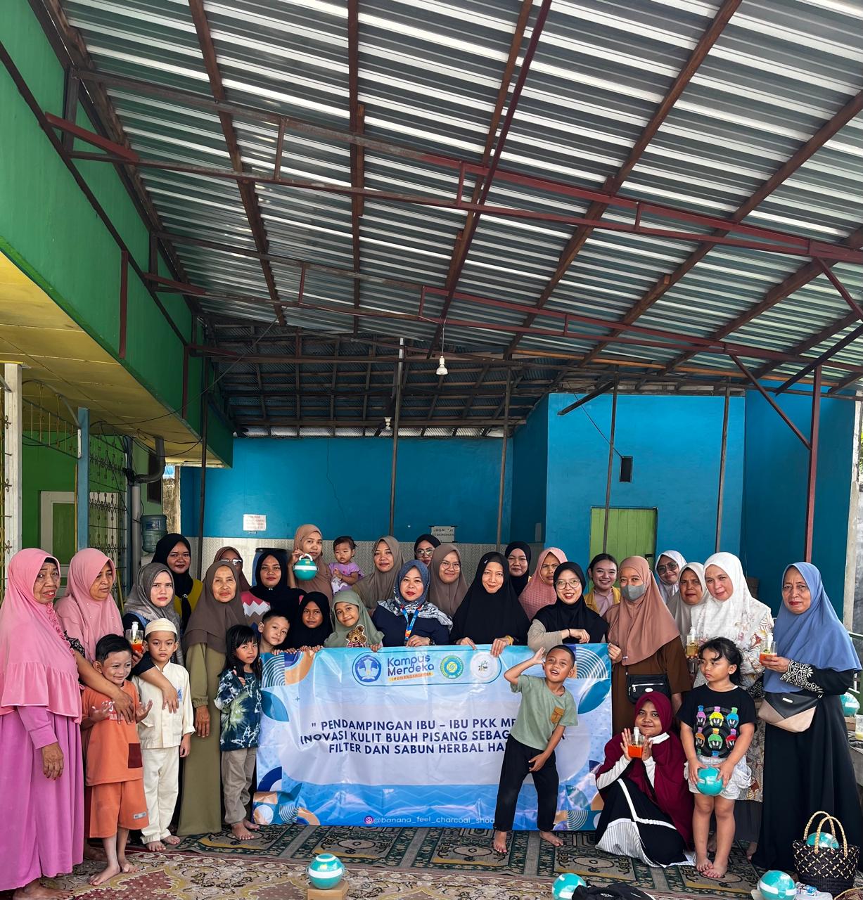 SOSIALISASI PHBS:Tim PKM UNISM memberikan edukasi kepada masyarakat Belitung Selatan.
