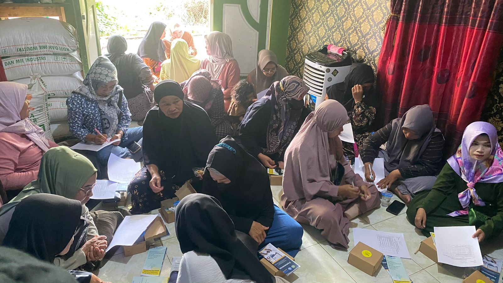 INOVASI:Sosialisasi dan pendampingan dilakukan di Jalan Pematang Gambut secara offline dengan di hadiri oleh sekitar 26 pelaku UMKM penjual tapai gambut.