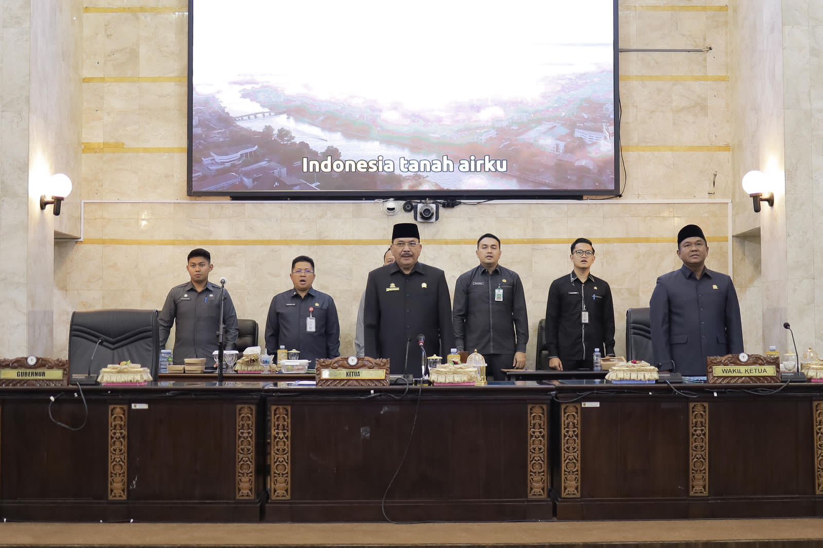 RAPAT PARIPURNA:Anggota DPRD Kalsel menyetujui usulan calon pimpinan DPRD Kalsel periode 2024-2029.(Foto:Muhammad Oscar Fraby/Radar Banjarmasin)