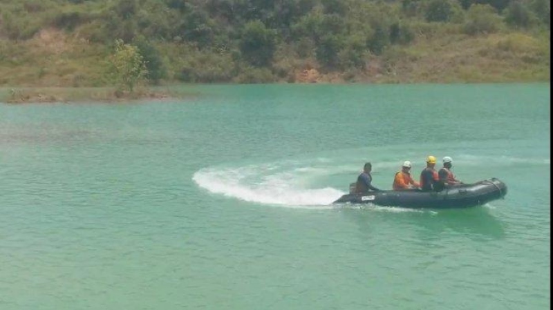 CARI KORBAN: Upaya pencarian bocah bernama Dwi Priyo Utomo, korban tenggelam di eks lubang tambang di Desa Sumber Jaya, Kecamatan Kintap oleh tim gabungan.