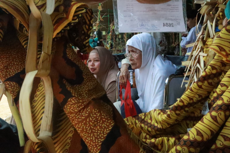PENUHI NAZAR: Masnah berusia 85 tahun berangkat dari Banjarmasin ke Tapin untuk mengikuti Baayun Maulid di Masjid Keramat Al-Mukarramah, Desan Banua Halat.
