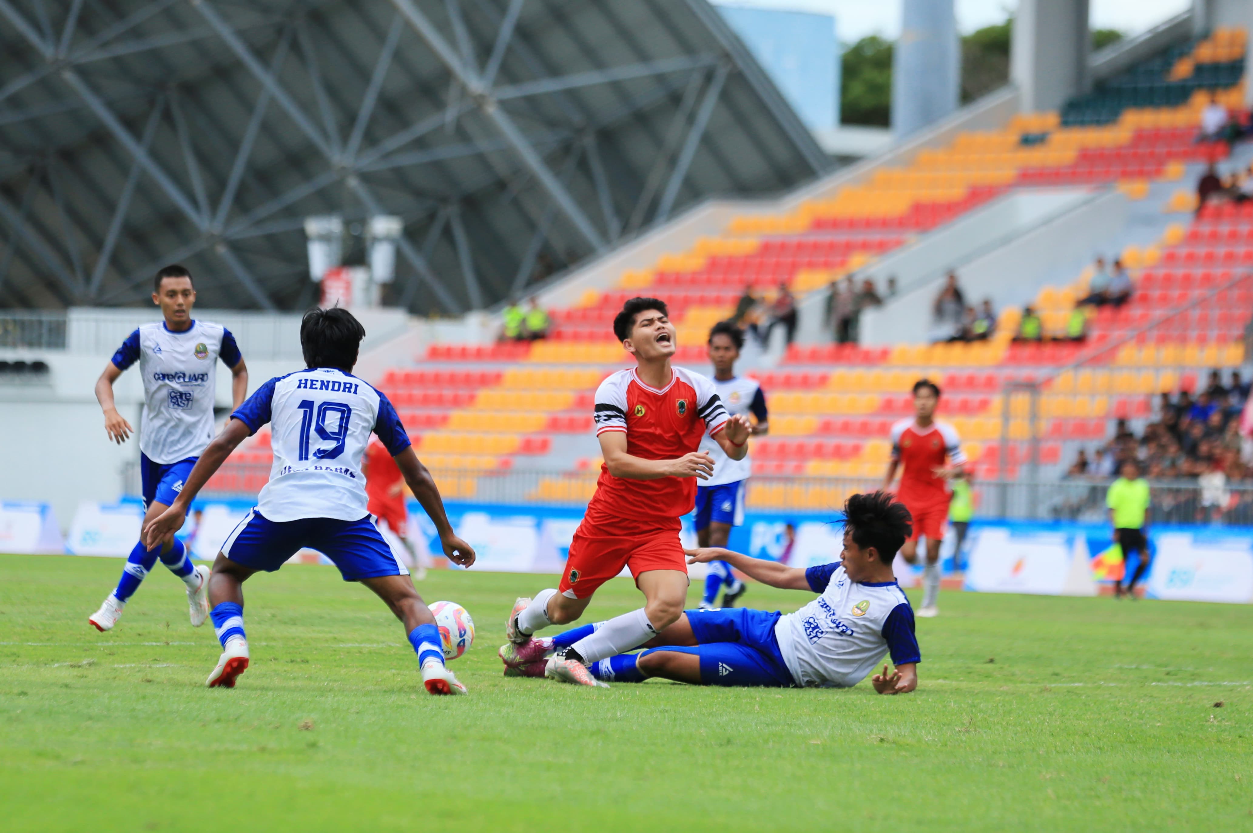TEKEL: Aksi penggawa tim sepak bola Kalsel saat berhadapan dengan Jabar di semifinal PON XXI Aceh-Sumut.(Foto: M Idris Jian Sidik/Radar Banjarmasin)