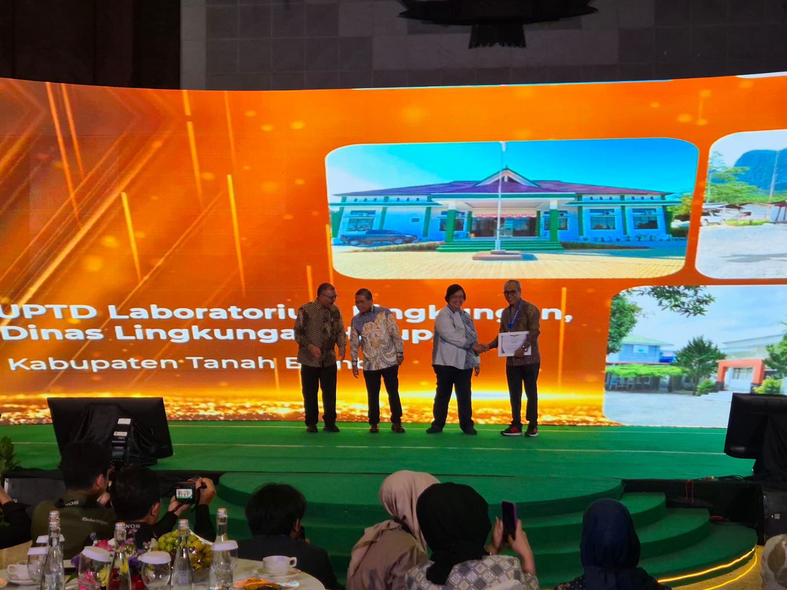 TERIMA PENGHARGAAN: Kadis DLH Tanbu, Rahmat Prapto Udoyo (ujung kanan), menerima penghargaan dari Menteri Lingkungan Hidup dan Kehutanan, Siti Nurbaya. - MC TANAH BUMBU