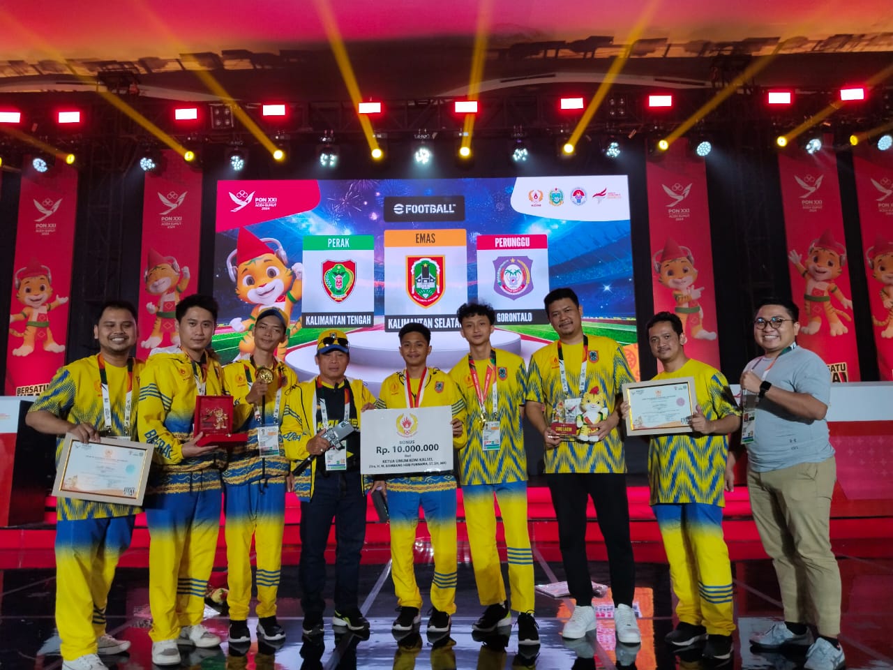 EMAS: Tim esports Kalsel nomor efootball berhasil menyumbangkan medali emas di PON XXI Aceh-Sumut.