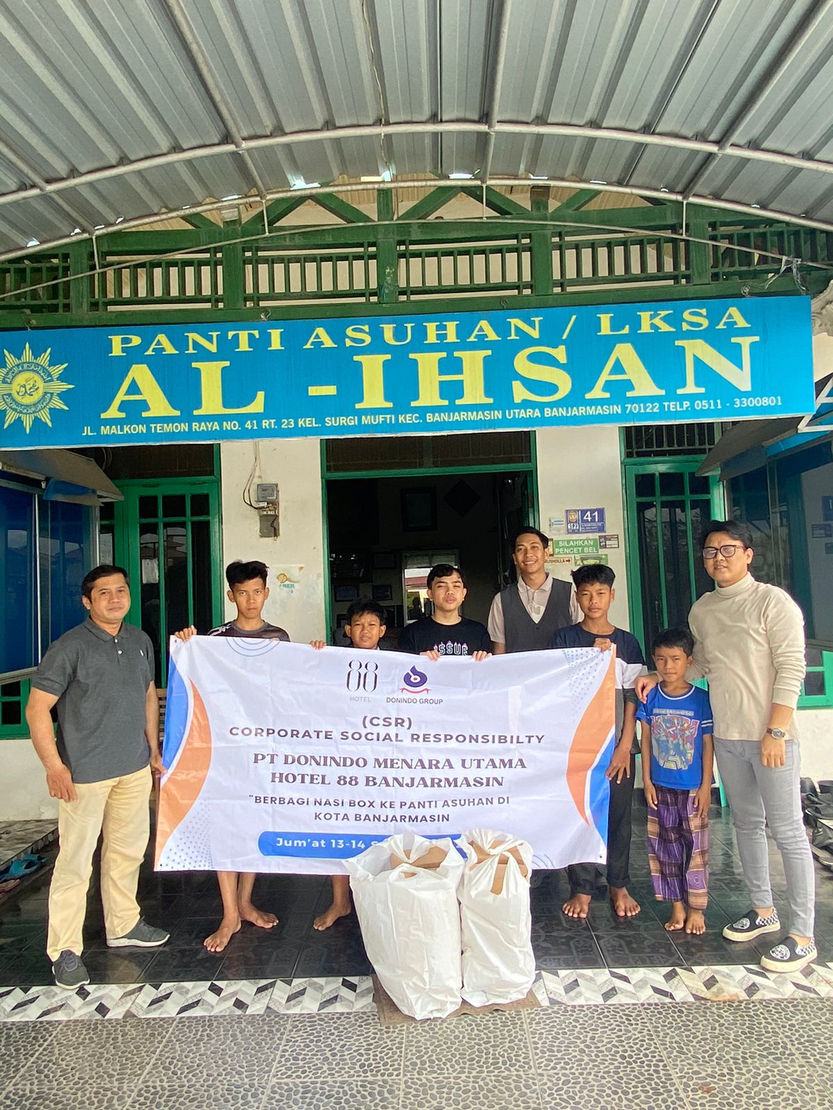 PROGRAM CSR:Perwakilan Hotel 88 Banjarmasin kala menyerahkan nasi kotak di Panti Asuhan Al-Ihsan, Banjarmasin.