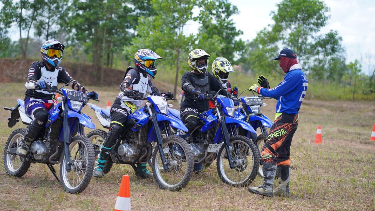BERI INSTRUKSI:Para peserta menyimak arahan instruktur Riding Experience Off-Road School, 9-10 September 2024 di Perumahan Kota Citra Landasan Ulin Banjarbaru
