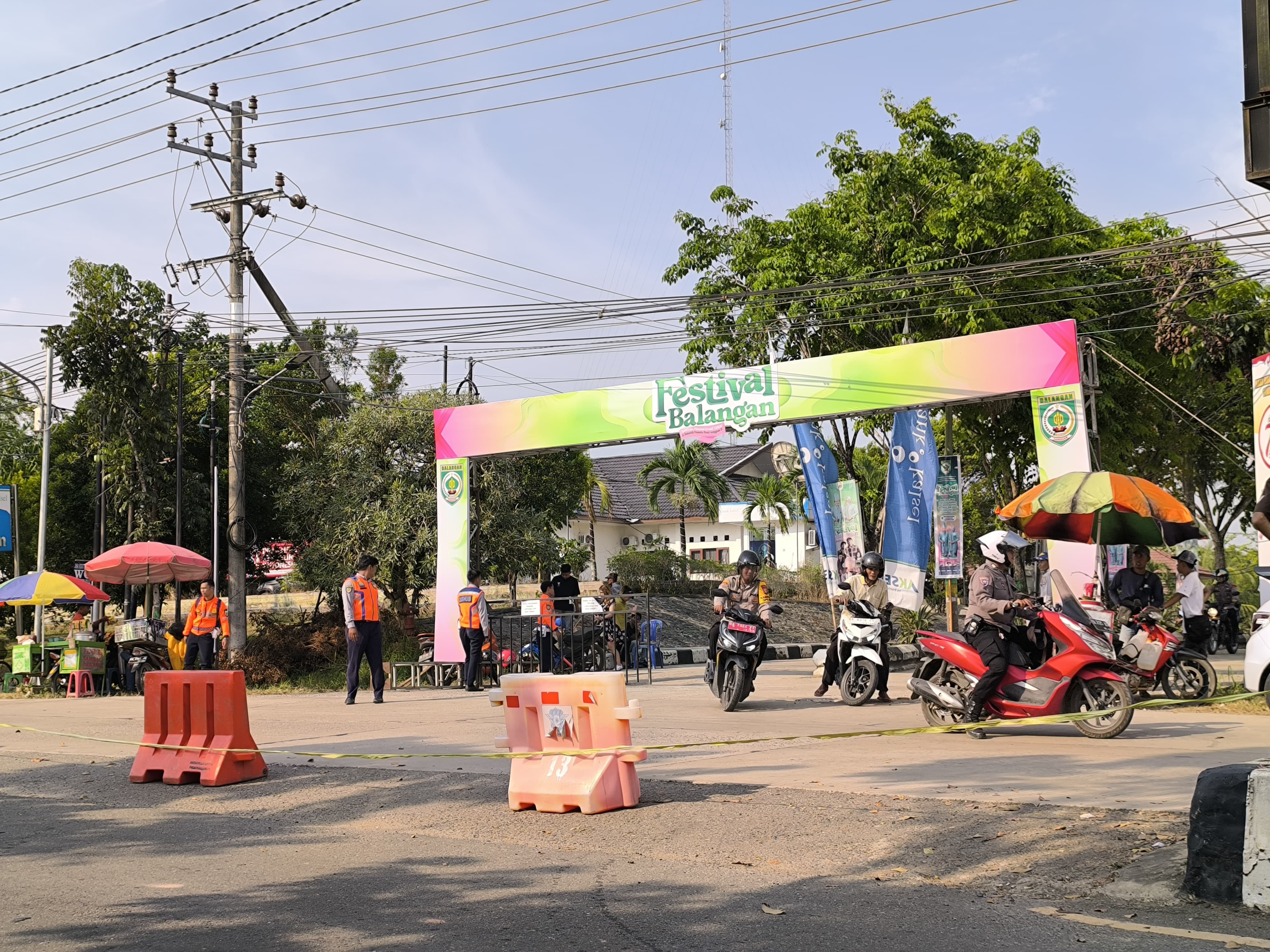 BERSIAP:Satlantas Polres Balangan dan Dishub Balangan mengatur arus lalu lintas jelang konser NDX AKA, malam (18/9/2024) ini.(Foto:M Dirga/ Radar Banjarmasin)
