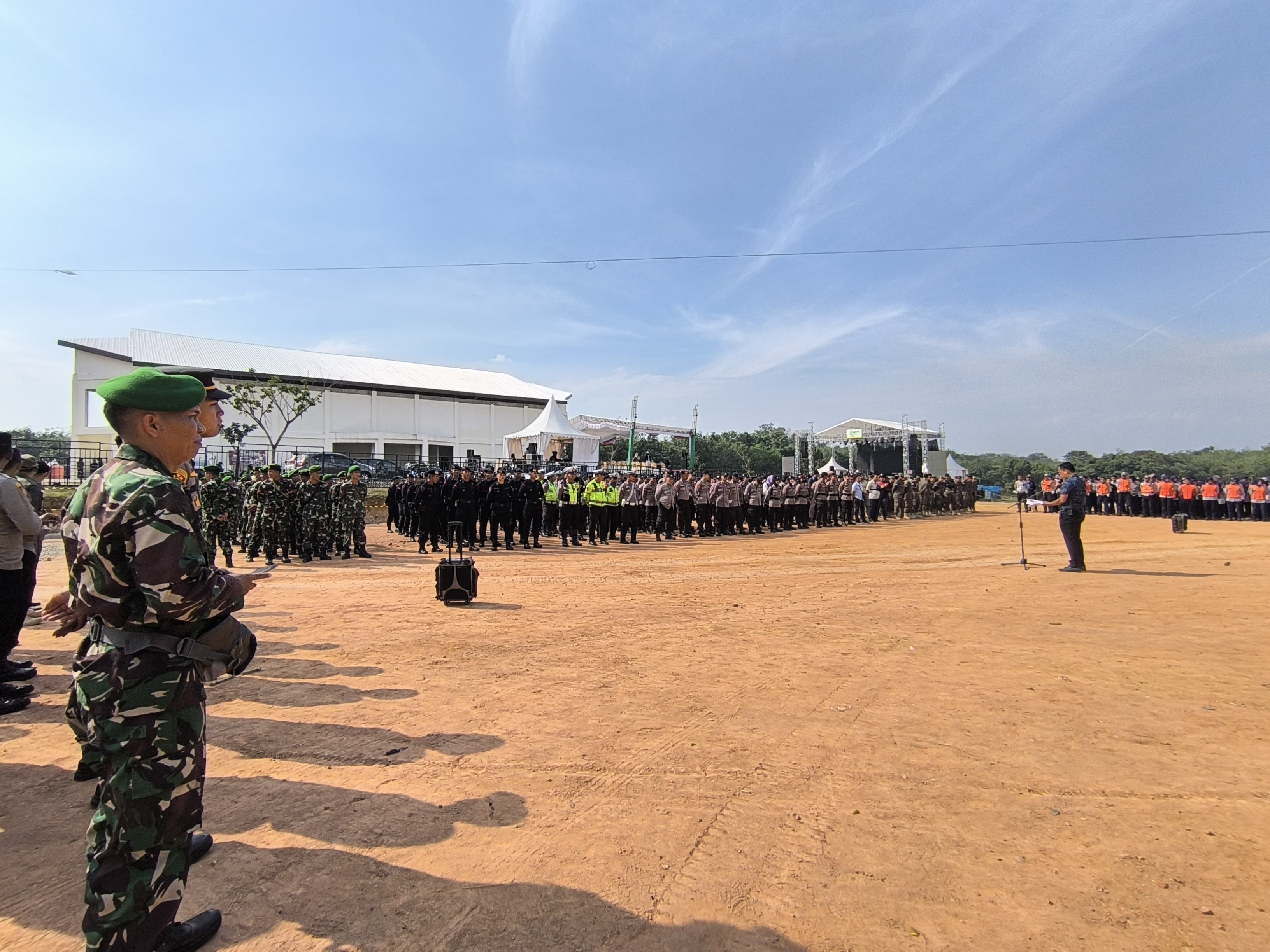KOORDINASI:Apel pengamanan Penutupan Festival Balangan 2024 di kawasan Tugu Maritam.(Foto:M Dirga/Radar Banjarmasin)