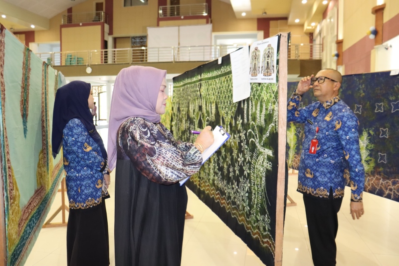 MENILAI: Berbagai desain motif sasirangan menghiasi Pendopo Galuh Bastari.