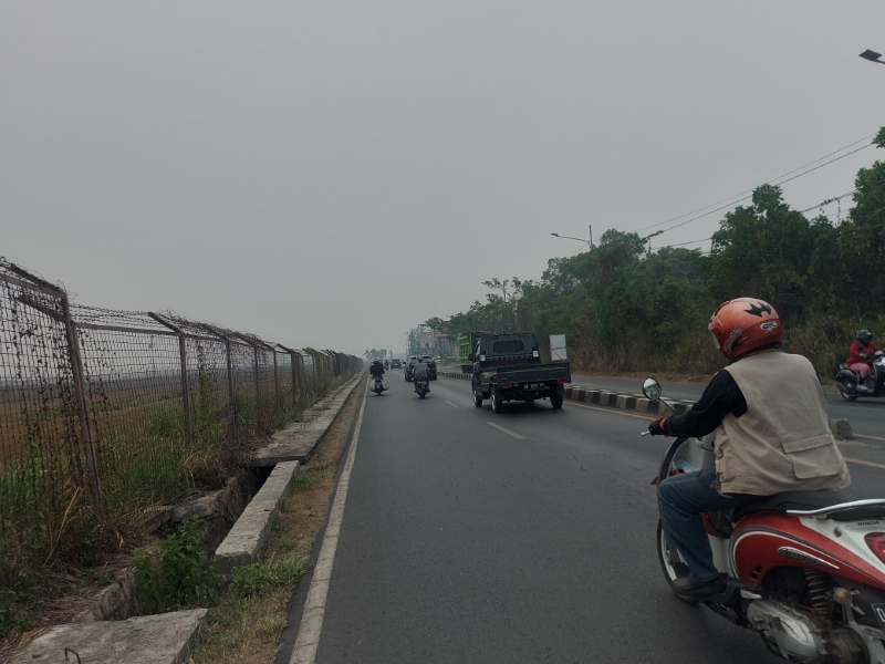 Kabus tipis mulai menyelimuti kawasan Bandara Syamsudin Noor ketika pagi hari