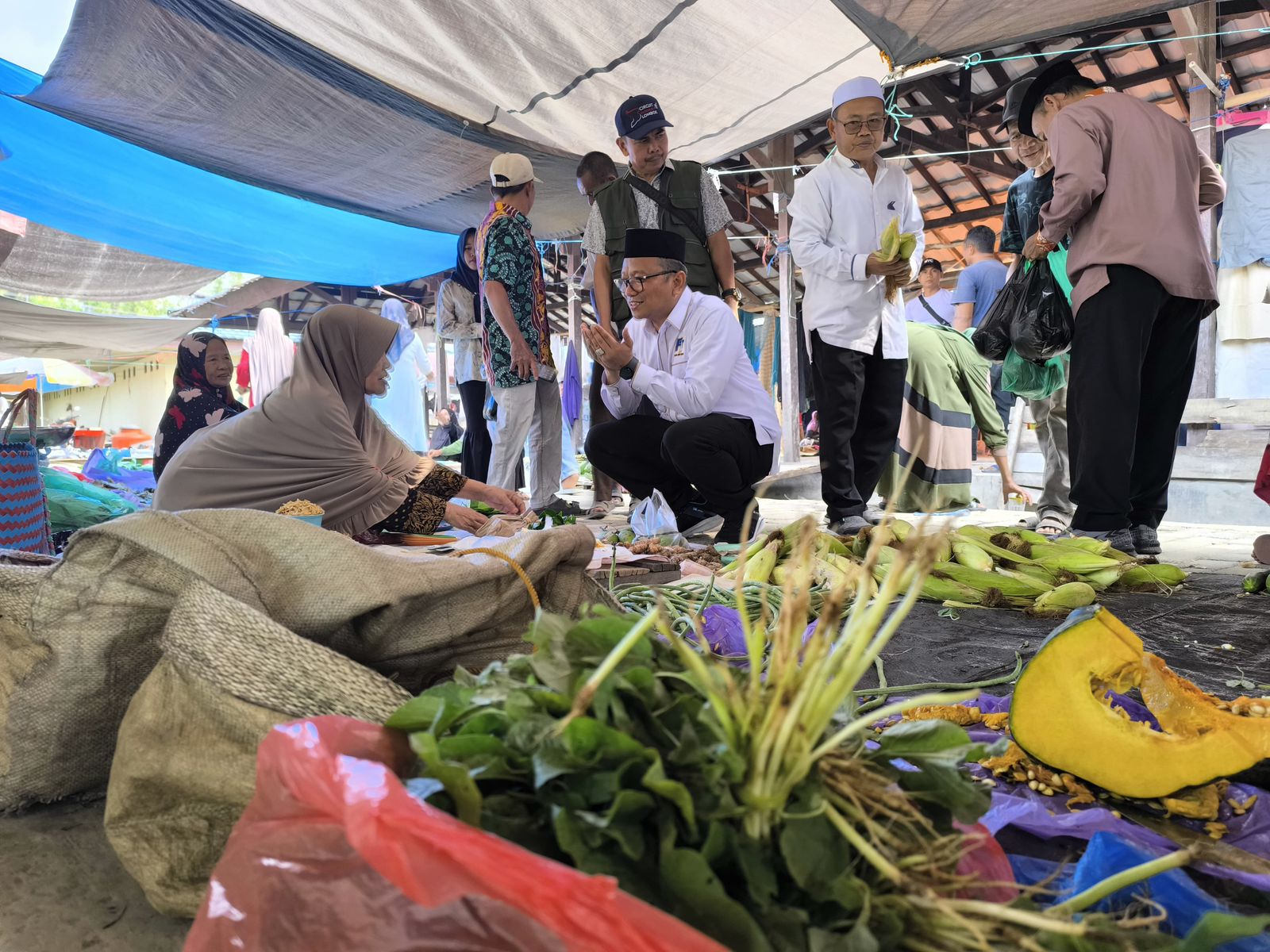 Calon Bupati Tabalong, H. Muhammad Noor Rifani alias H Fani, blusukan dan memborong dagangan untuk dibagikan, di Pasar Arba, Banua Lawas, Tanjung, Rabu (18/9/2024)