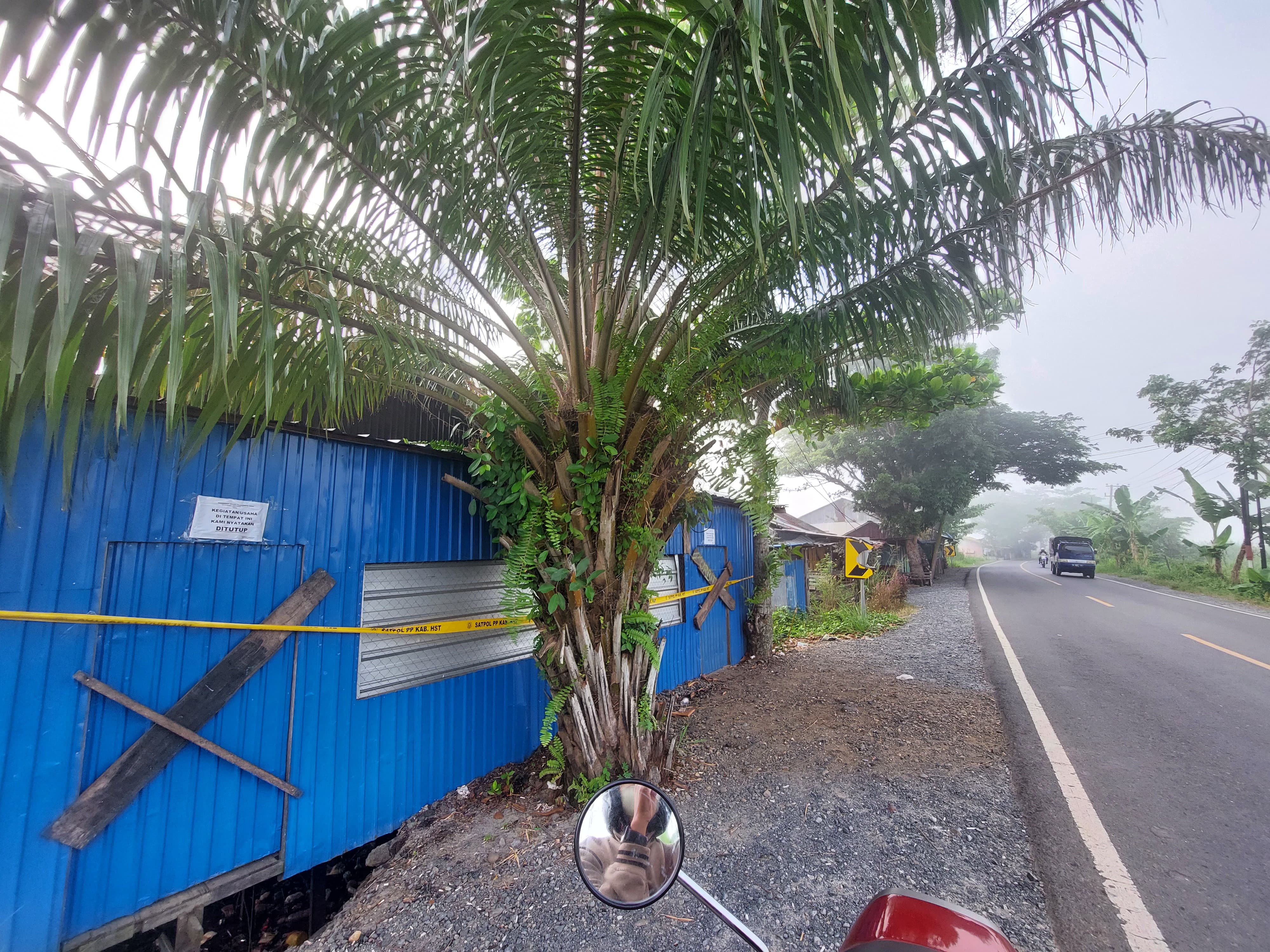 DISEGEL: Beberapa warung malam masih disegel di Desa Sungai Buluh, Kecamatan Labuan Amas Utara, Kamis (19/9/2024). (Foto: Jamaluddin/Radar Banjarmasin)