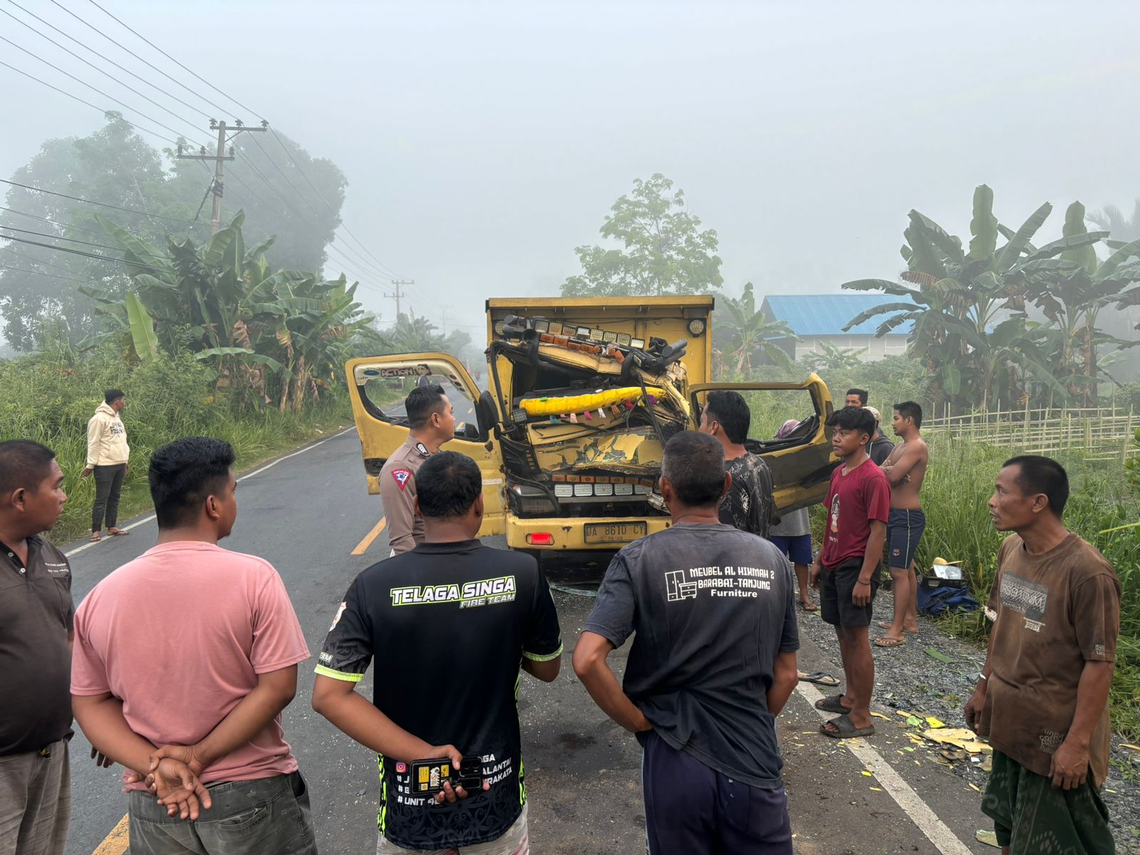 TAMPAK DEPAN:Truk kuning remuk setelah menabrak bagian belakang tronton yang sedang parkir di Desa Binjai Pirua, Kamis (19/9/2024).(Foto:Humas Polres HST untuk Radar Banjarmasin)