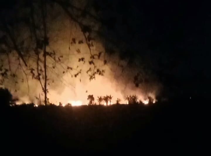 MENYALA:Kebakaran di area persawahan Desa Tatah Jeruju, Kecamatan Tatah Makmur, Kabupaten Banjar, Rabu (18/9/2024) malam.(Foto:BPBD Banjar untuk Radar Banjarmasin)