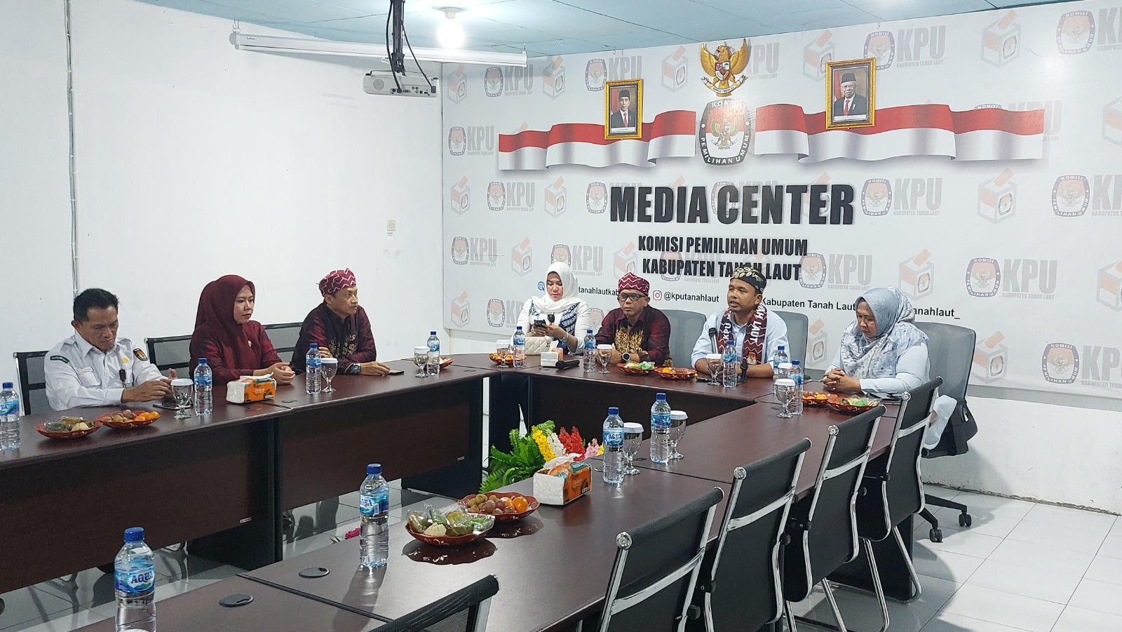 KUNKER:Anggota KPU RI, Idham Holik (kondang hitam) saat memberikan arahan kepada para Komisioner KPU Kabupaten Tala, Kamis (19/9/2024).(Foto:Norsalim Yahya/Radar Banjarmasin)
