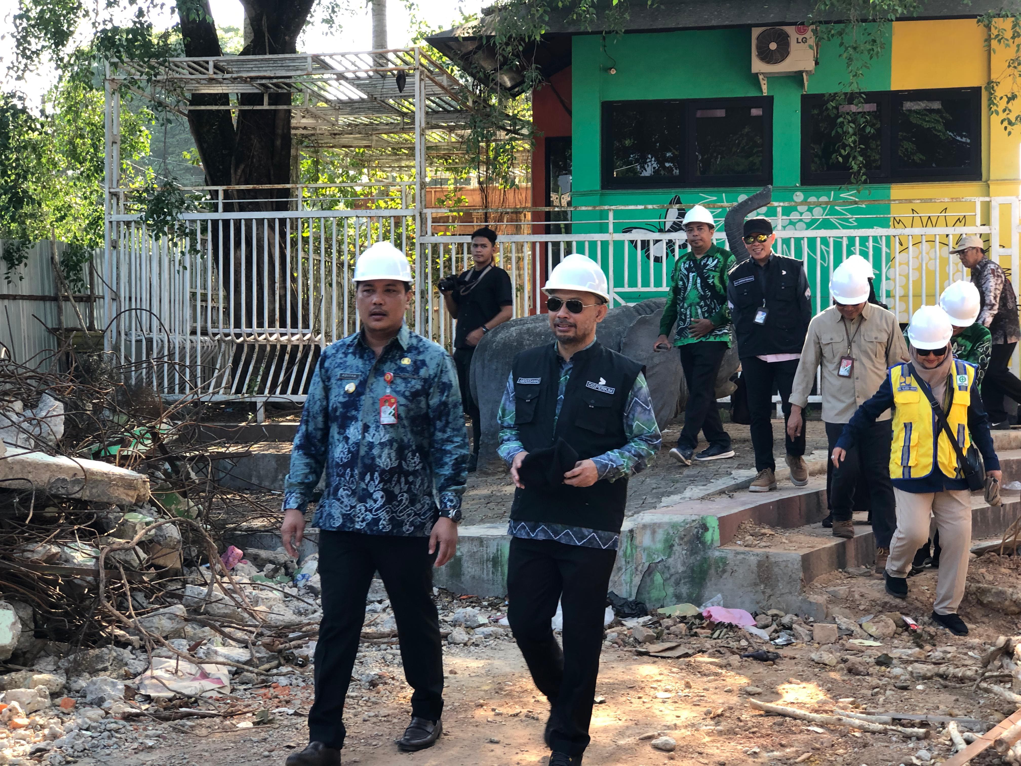 PENINJAUAN:Wali Kota Banjarbaru, HM Aditya Mufti Ariffin beserta jajaran meninjau Taman Van Der Pijl Banjarbaru, Kamis (19/9/2024) pagi.(Foto:Sheilla Farazela/Radar Banjarmasin)