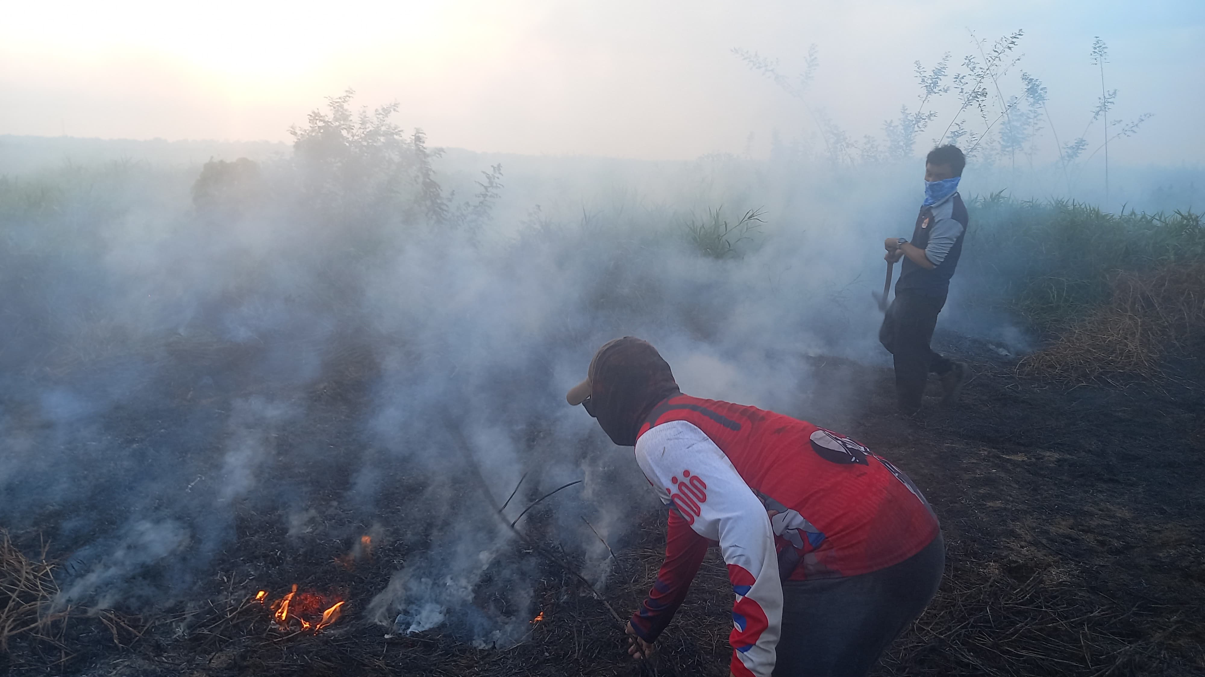 MENYALA: Tim Satgas Karhutla Kabupaten Banjar sedang menangani karhutla di Desa Pasayangan, Martapura Barat. (Foto: RONY UNTUK RADAR BANJARMASIN
