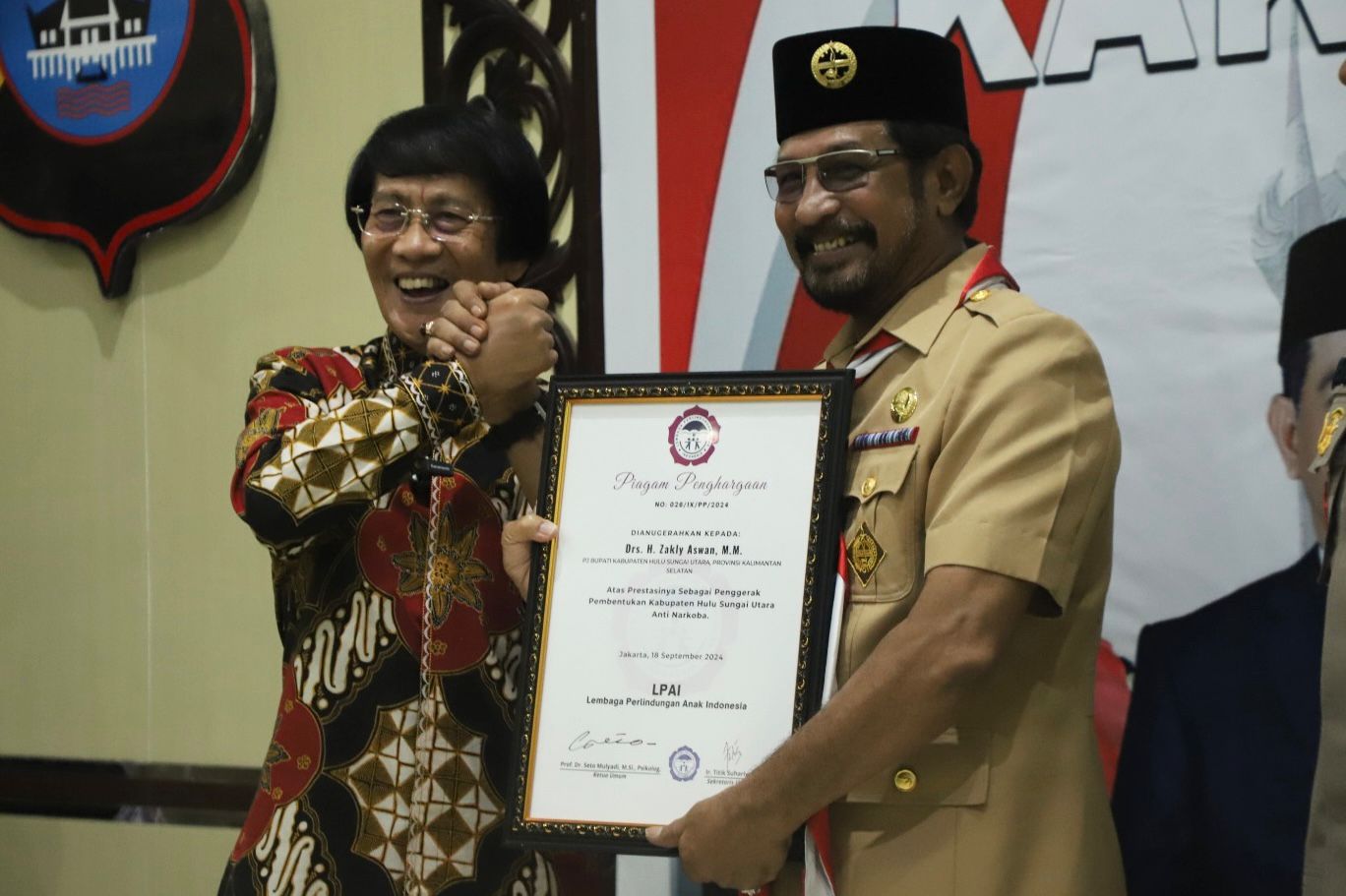 MOMEN: Pj Bupati HSU Zakly Asswan, saat menerima Kak Seto Award tahun 2024, dari Prof Seto, di Aula Jananuraga Polres HSU. (Foto: Pemkab HSU/Radar Banjarmasin)